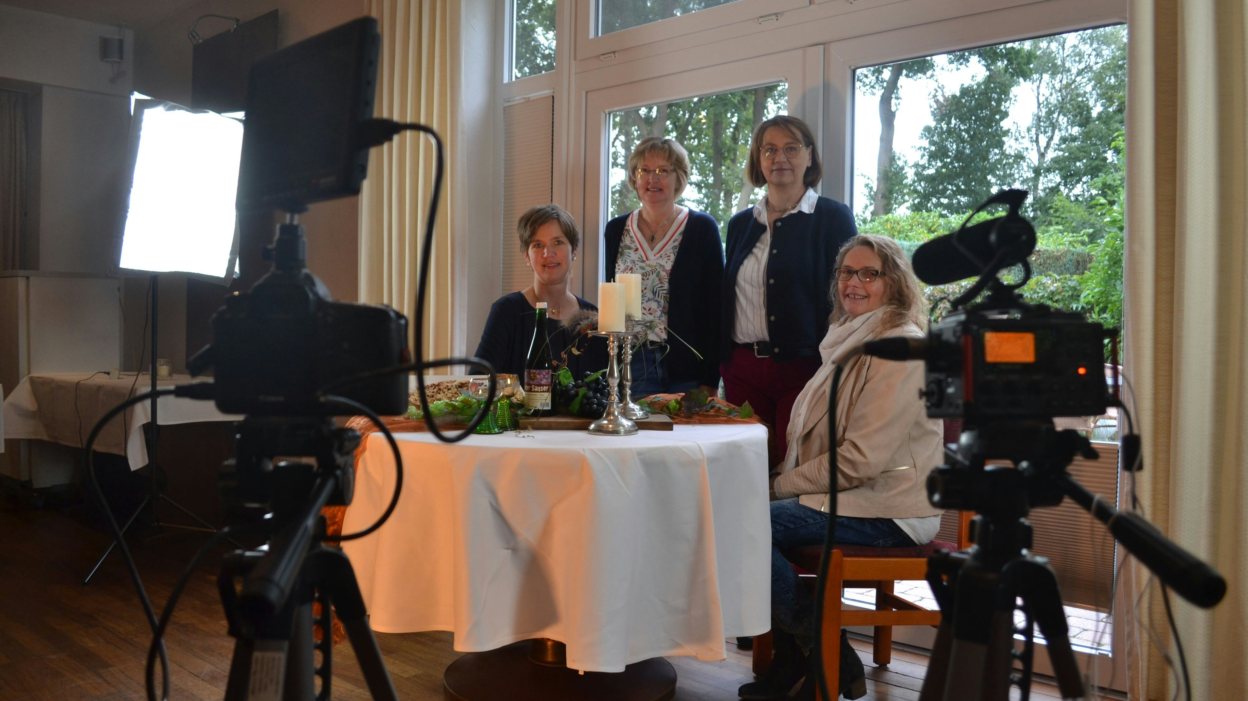 Vor der Kamera: Martina Burhorst (von links), Edeltraud Osterloh, Veronika Evers und Monika Peek wollen mit einem Video für ihre gemeinsame Aktion werben. Foto: Schrimper