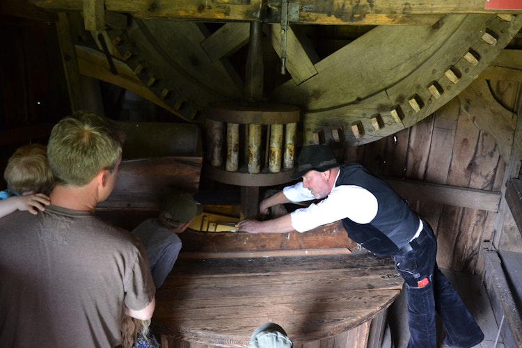 Historische Technik: Joseph Kathmann erklärt den Familien, wie die Bockwindmühle funktioniert. Foto: Meyer