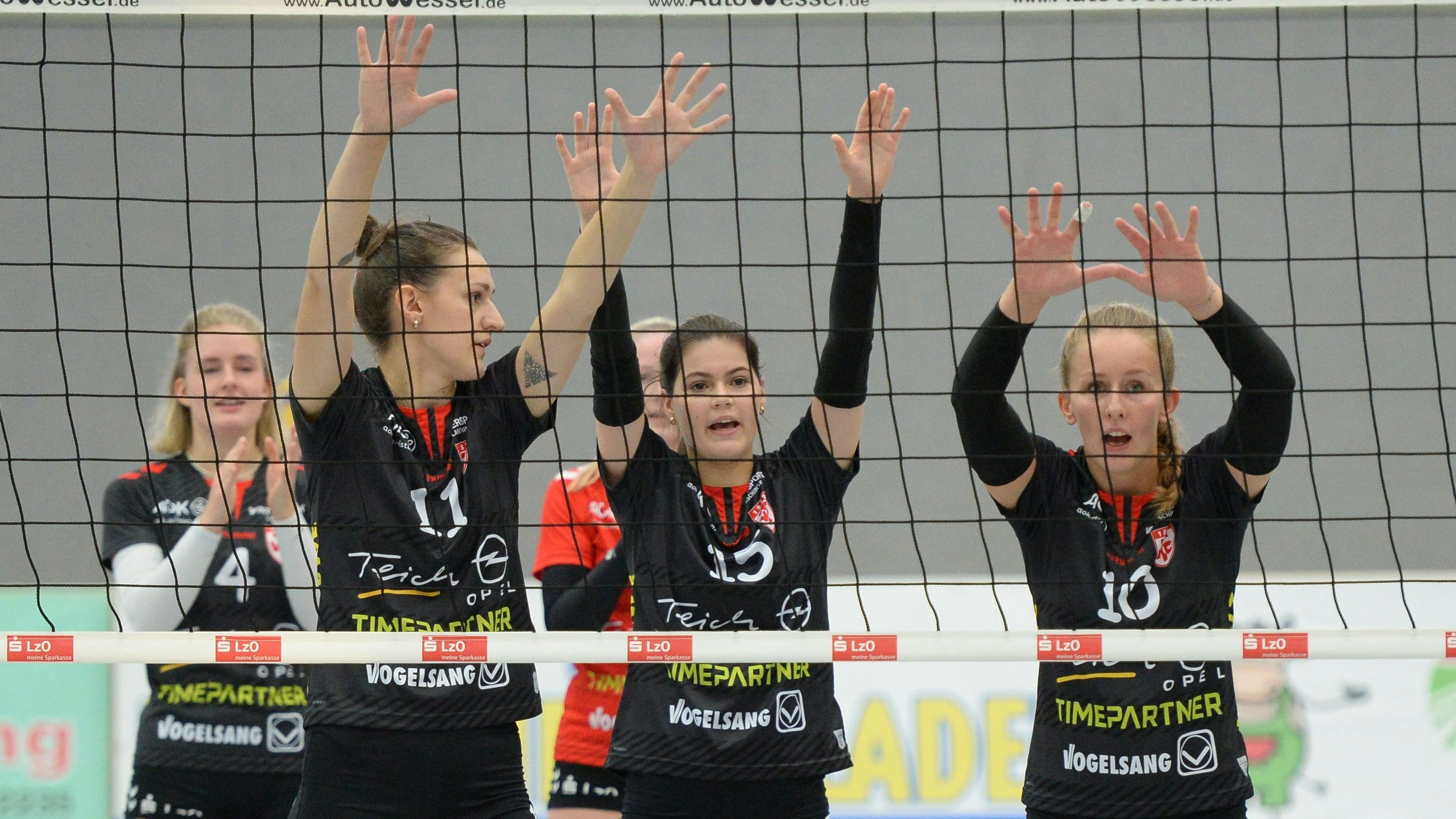 Hier gibt's kein Durchkommen: Der TVC (vorne, von links: Oleksandra Illiushko, Mariia Petrenko und Ilona Dacevič) möchte in der Tabelle weiter nach oben klettern. Foto: Langosch