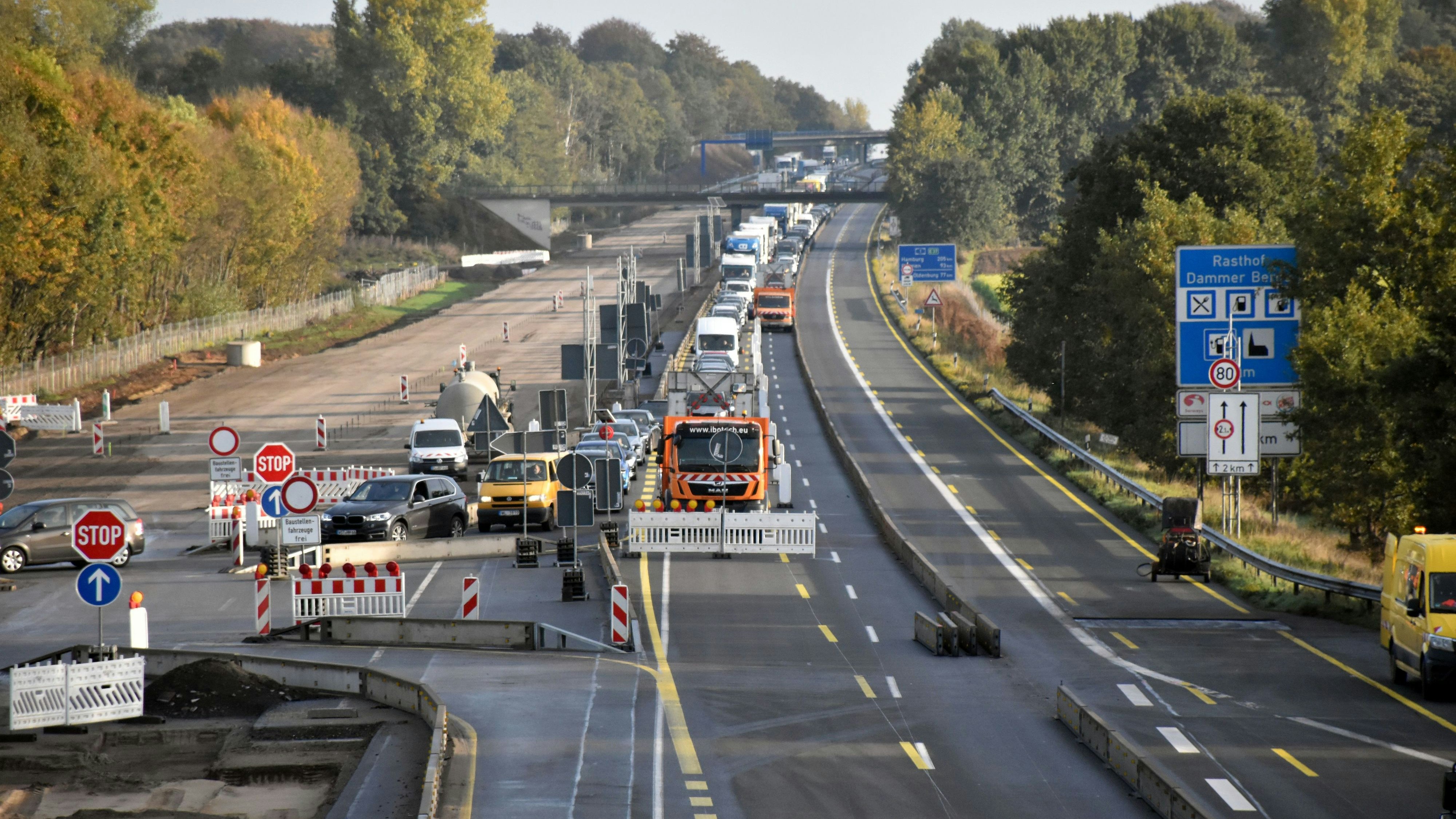 Die Vollsperrung der Autobahn 1 bei Neuenkirchen-Vörden (Bild) ist am Sonntagnachmittag wieder aufgehoben worden. Foto: Berg