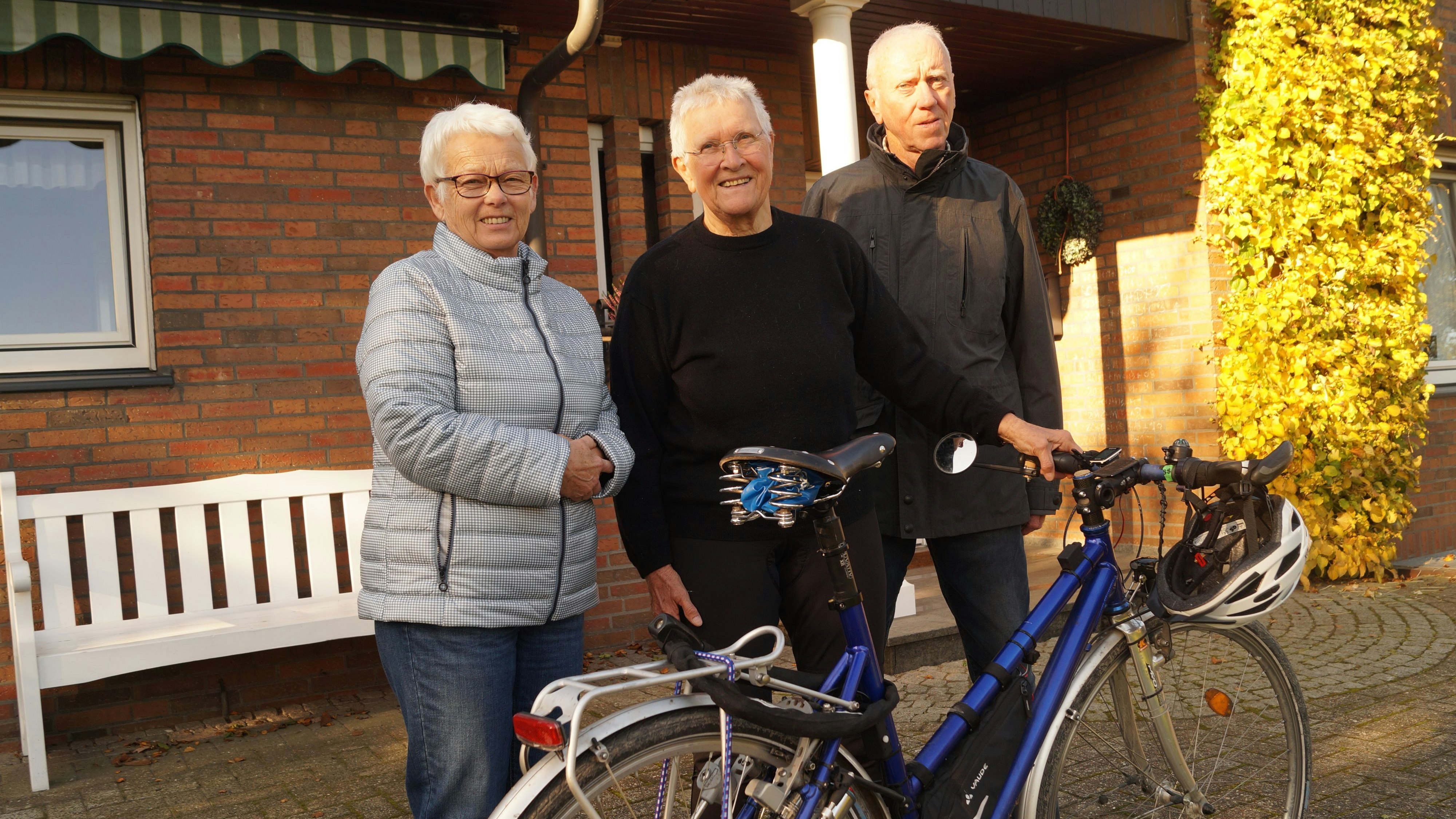 Schätzen den Austausch: Dr. Marta Binder (Mitte) fährt stets mit dem Fahrrad zu Margret und Otto Sandkuhl in Rechterfeld. Foto: C. Meyer