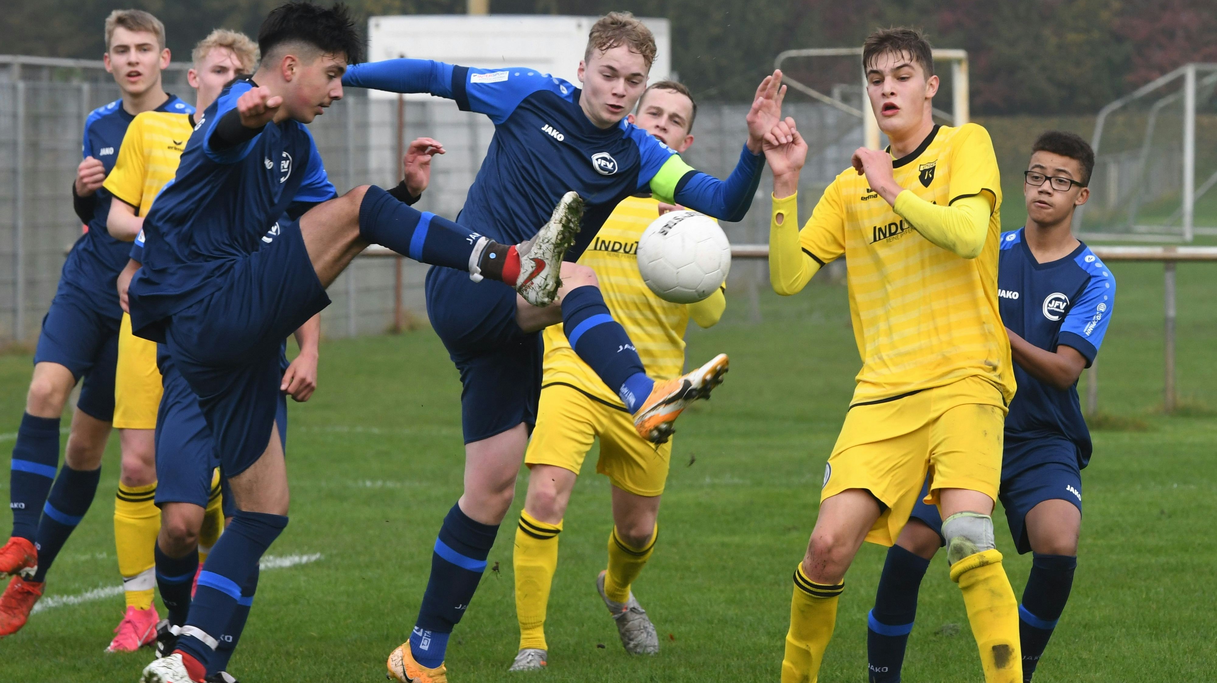 Klasse Partie: Cloppenburgs U17-Fußballer (blaue Trikots) kamen im Heimspiel in der Niedersachsenliga gegen Kickers Emden zu einem verdienten 4:1-Erfolg. Foto: Wulfers