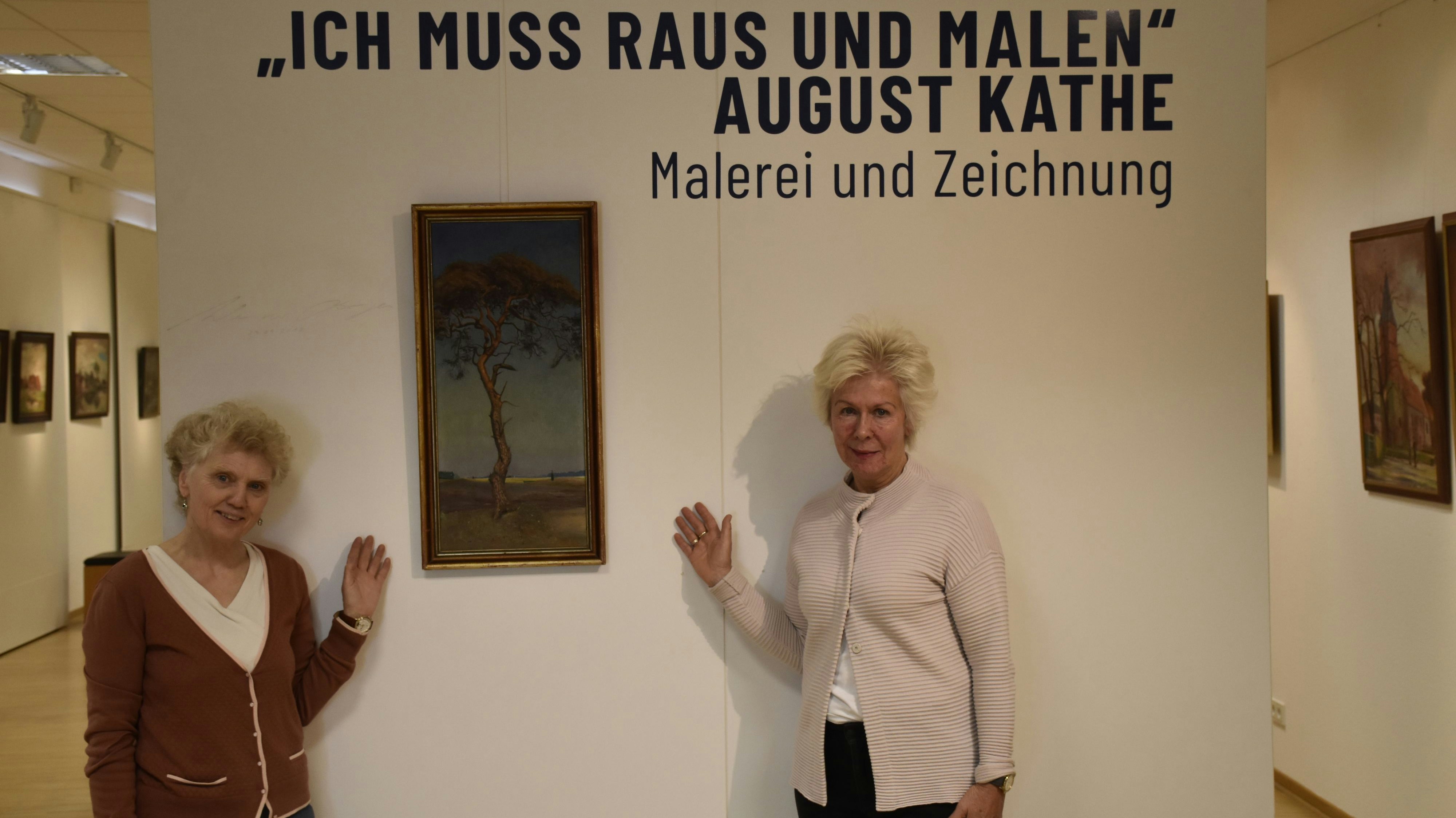 Präsentieren die Ausstellung "Ich muss raus und malen" in Lohne: Renate Crewell (links) und Mechthild Beckermann. Foto: Scholz
