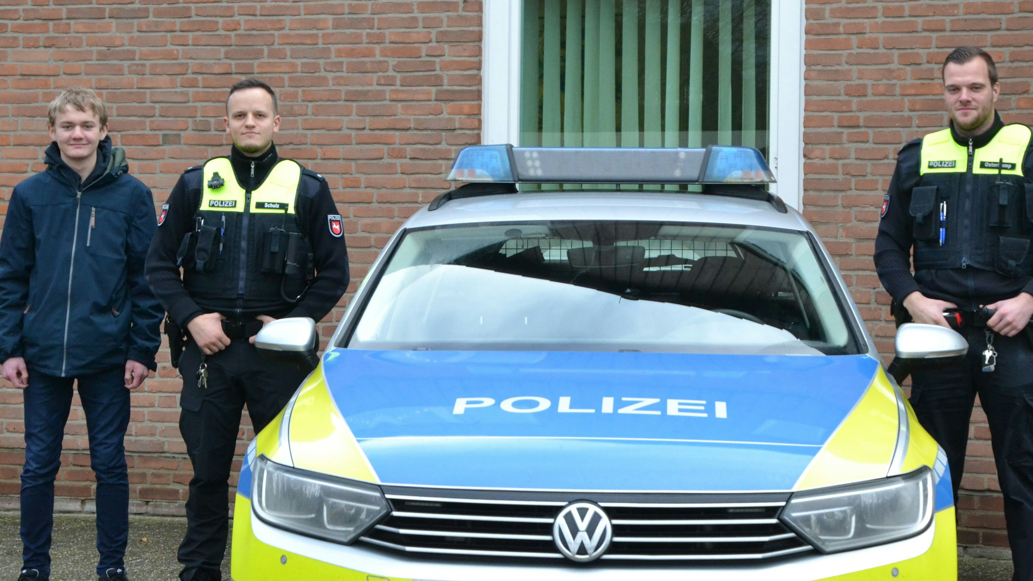 Auf Streife: Leo Eilers (links) durfte bei den Polizeikommissaren Schulz und Osterkamp (rechts) mitfahren. Foto: Elija Bucchioni