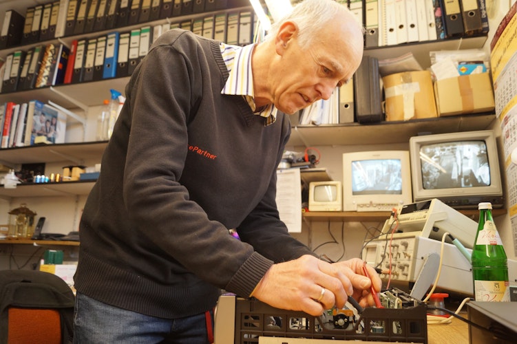 Tüftelt gerne: Ludger Stolle gibt alte Geräte nicht so schnell auf. Da öffnet er auch mal einen VHS-Rekorder und bemüht sich um die Reparatur. Foto: C. Meyer