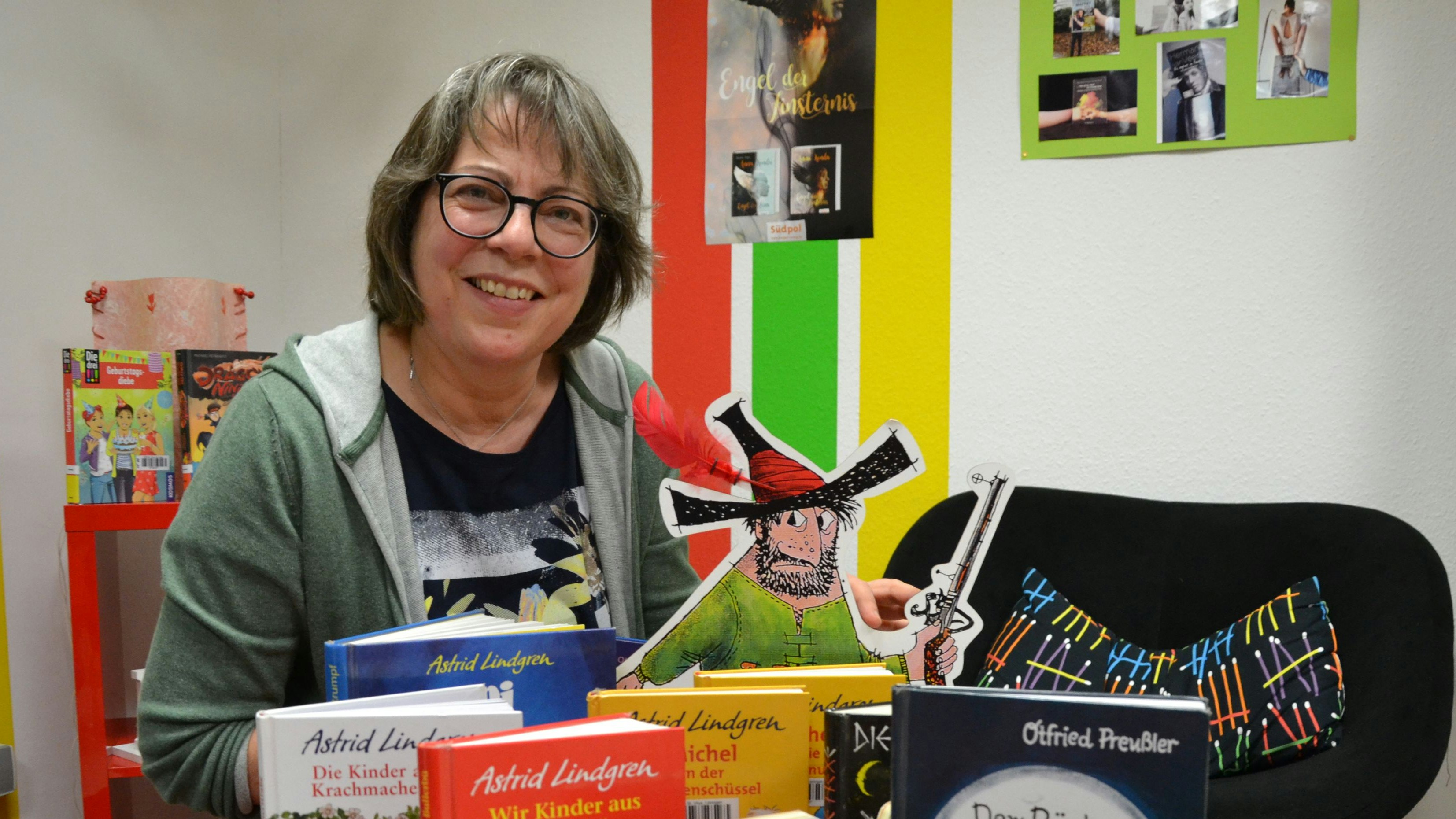 Helden der Kindheit: Gaby Afflerbach hält zahlreiche Kinderbuchklassiker in ihrem Bestand. Foto: G. Meyer