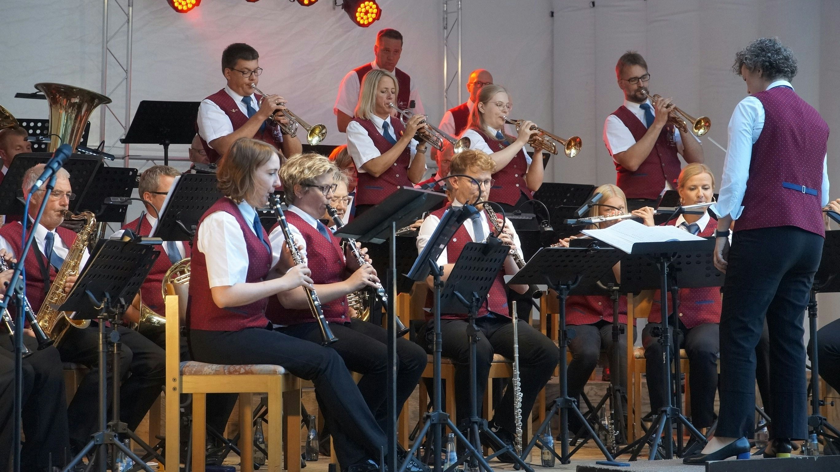 Rissen das Publikum mit: Die Musiker des Hauptorchesters unter neuem Dirigat von Britta Rohlfing.&nbsp; Foto: Brauns-Bömermann