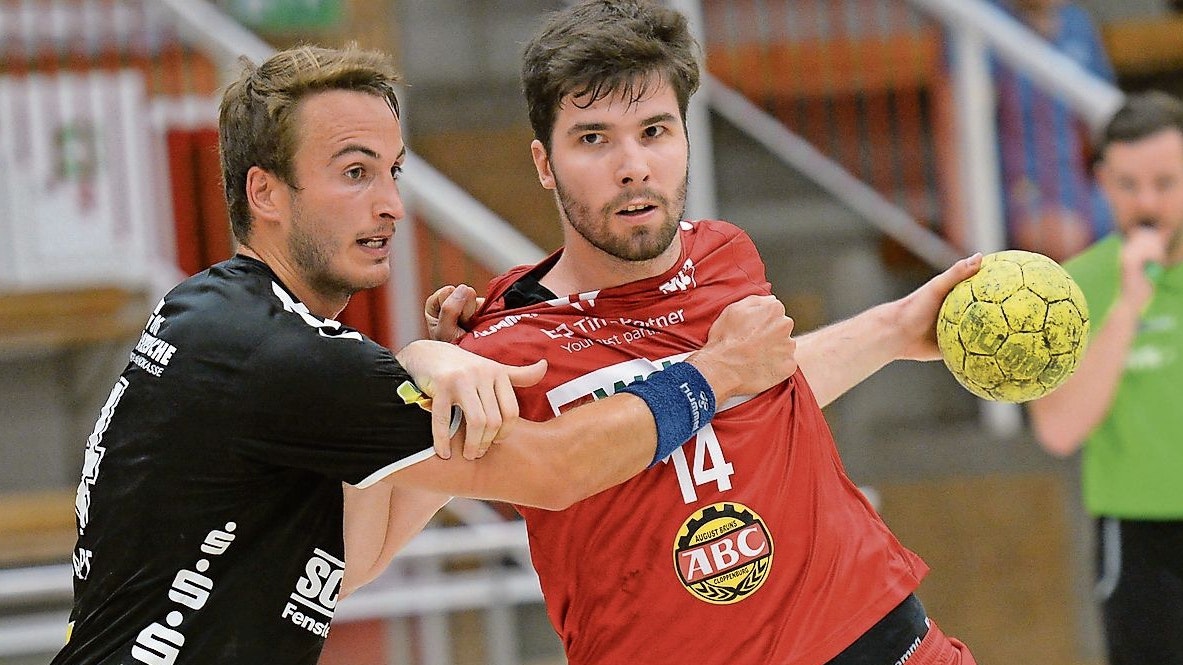 Auftaktspiel: Die Planung des Ligapokal für die Handballdrittligusten sieht vor, dass der TVC (rechts: Adam Pal) im ersten Spiel den OHV Aurich (links:&nbsp;Jonas Schweigart) empfängt. Foto: Langosch
