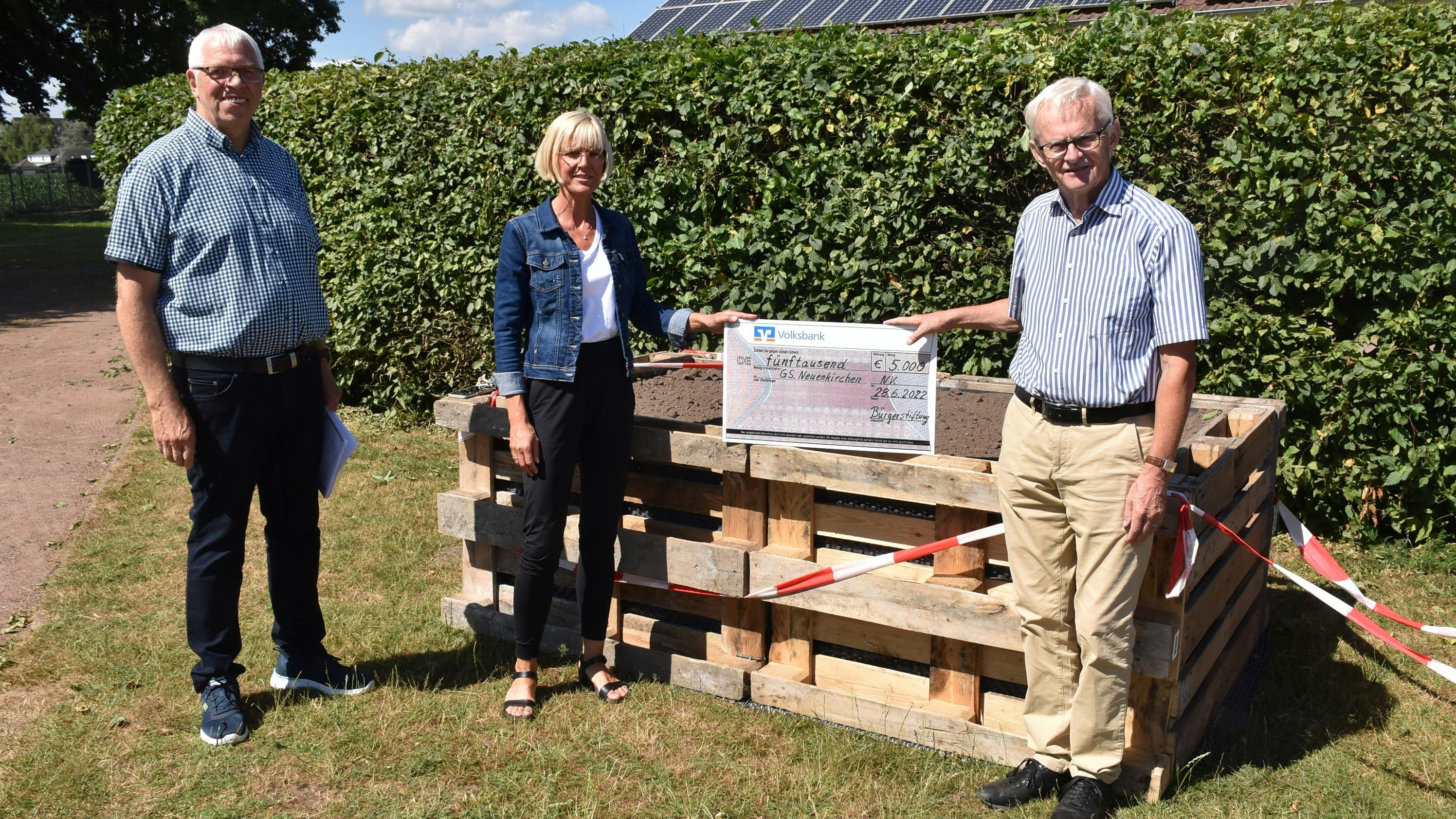 Ein erster Schritt: Karin Rechtien informierte Konrad Stromann (links) und Norbert Feldkamp über die Hochbeete. Foto: Lammert