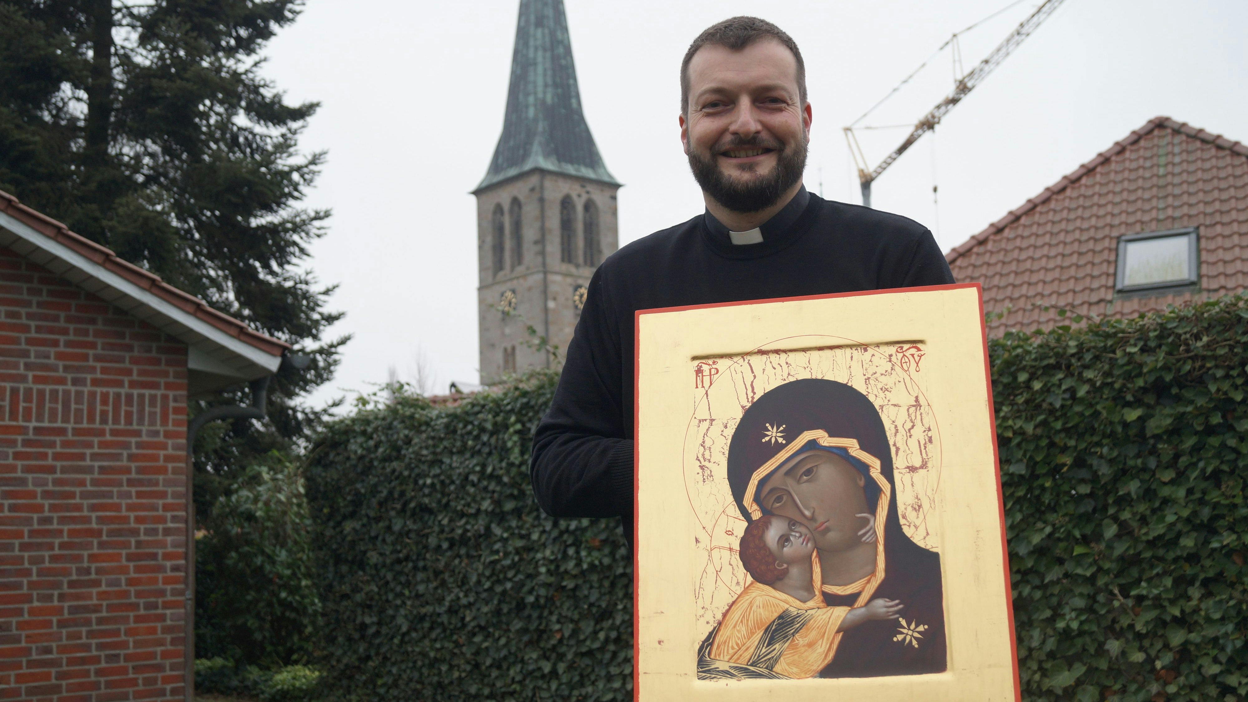 Neuzugang: Am Samstag zieht das Marienbildnis in die Bakumer Pfarrkirche. Pastor Bernd Holtkamp freut sich schon darauf. Foto: C. Meyer