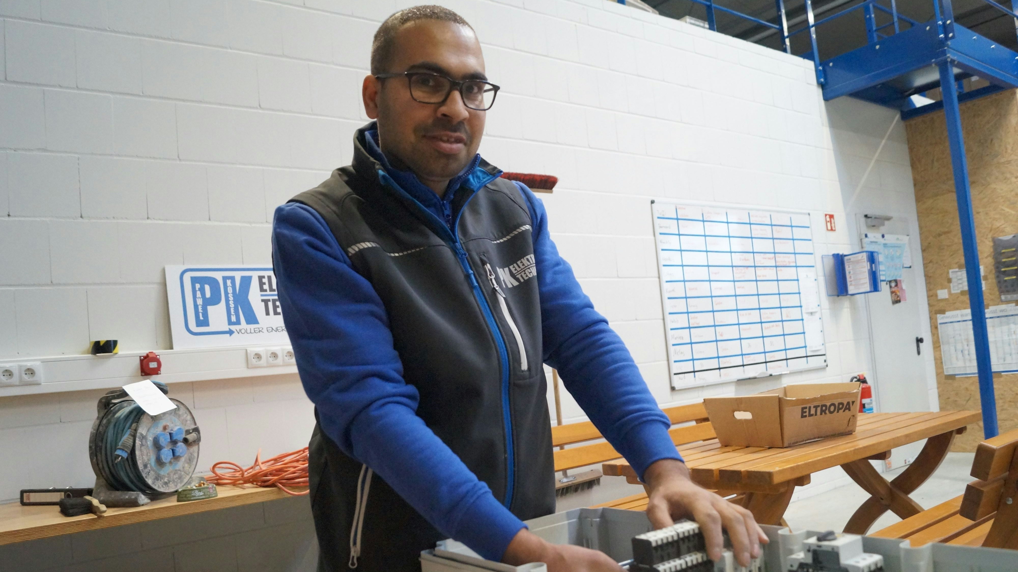 Arbeitet gerne: Habib Rahmani beendet derzeit seine Ausbildung zum Elektriker in Goldenstedt. Ein Schaltschrank stellt für ihn kein Problem mehr dar. Foto: C. Meyer