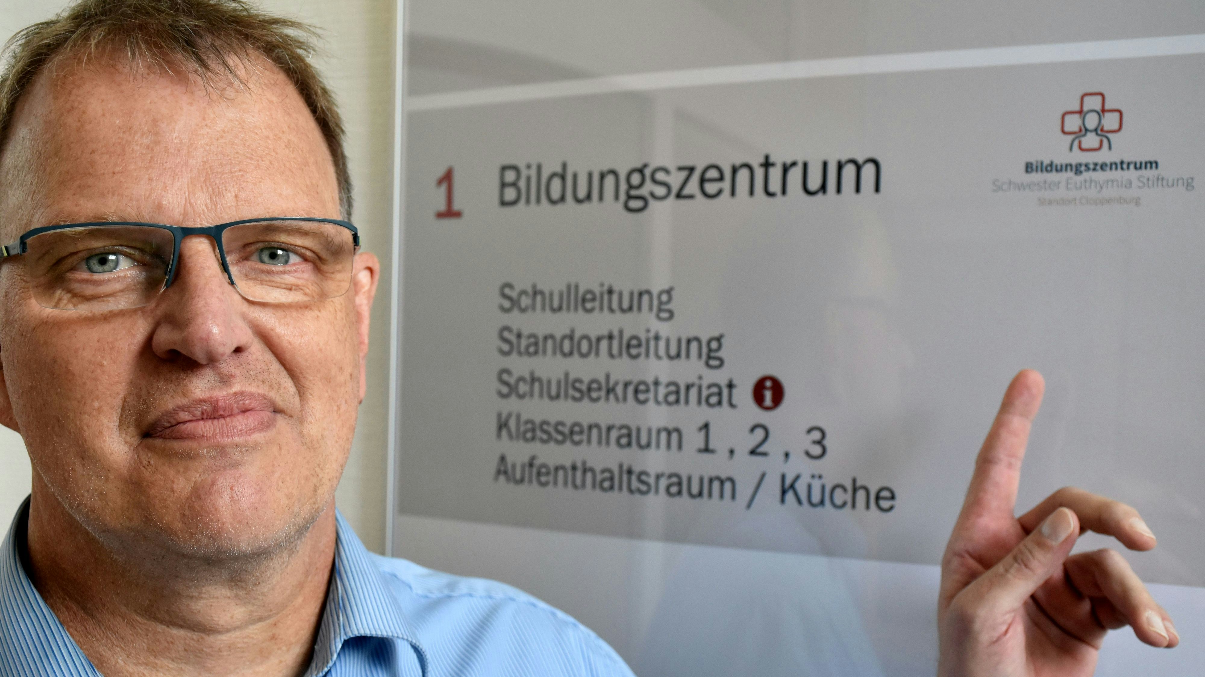 Da geht's hin: Dr. Jochen Berentzen leitet die Bildungszentren der Schwester-Euthymia-Stiftung in Cloppenburg und Lohne. Foto: Berg