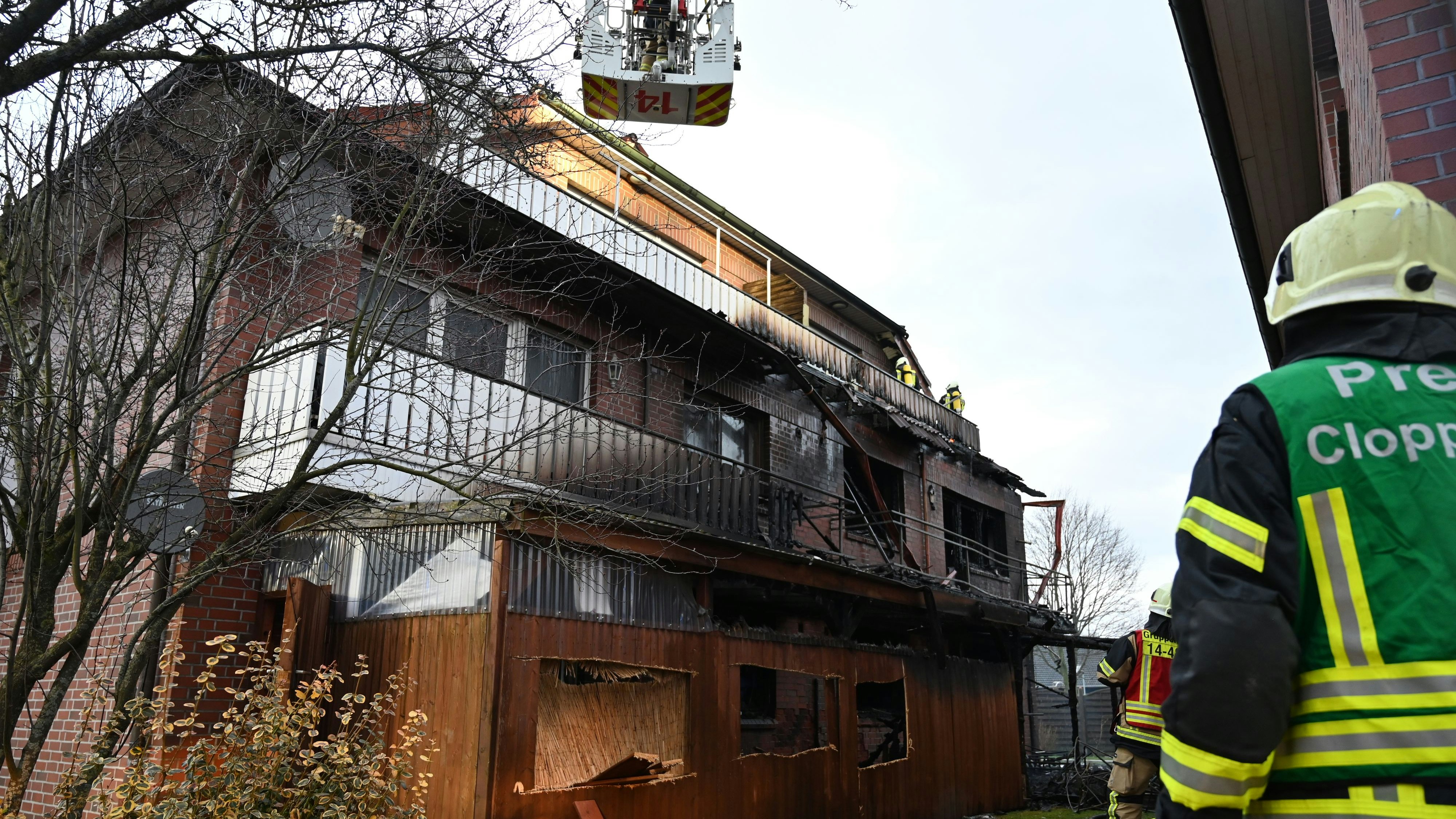 Nicht mehr bewohnbar: Das Haus mit den sechs Wohnungen wurde bei dem Feuer zerstört. Foto: Hermes