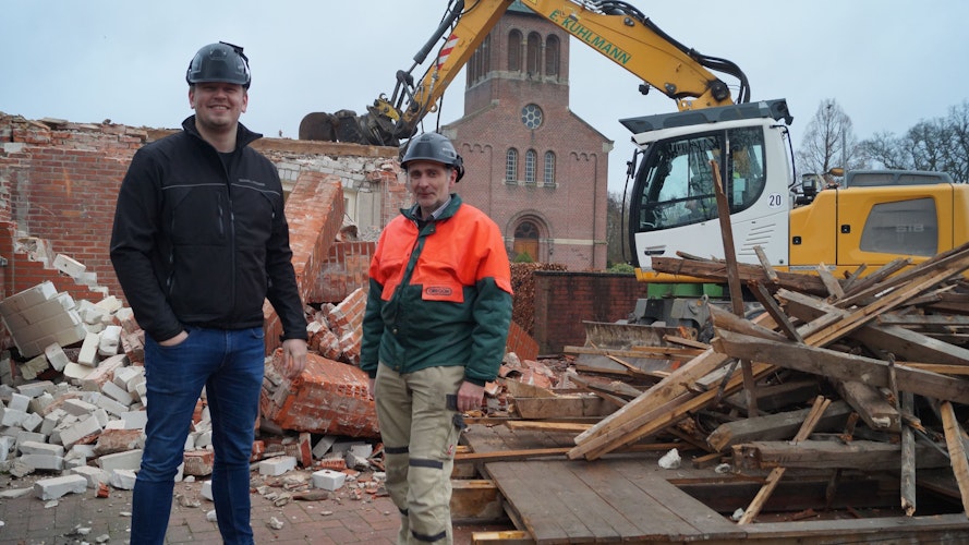 Freuen sich bereits auf den Neubau: Linus Bocklage (links) vom Architekturbüro Bocklage-Buddelmeyer und Detlef Battermann vom Gemeindekirchenrat verfolgten das Abrissgeschehen. Foto: C. Meyer