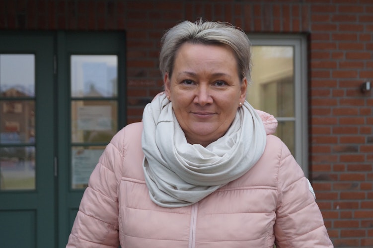 Kümmert sich um ihre Mutter: Ulrike Meinecke (48) aus Bakum hat ihren alten Job für die Pflege aufgegeben. Foto: C. Meyer