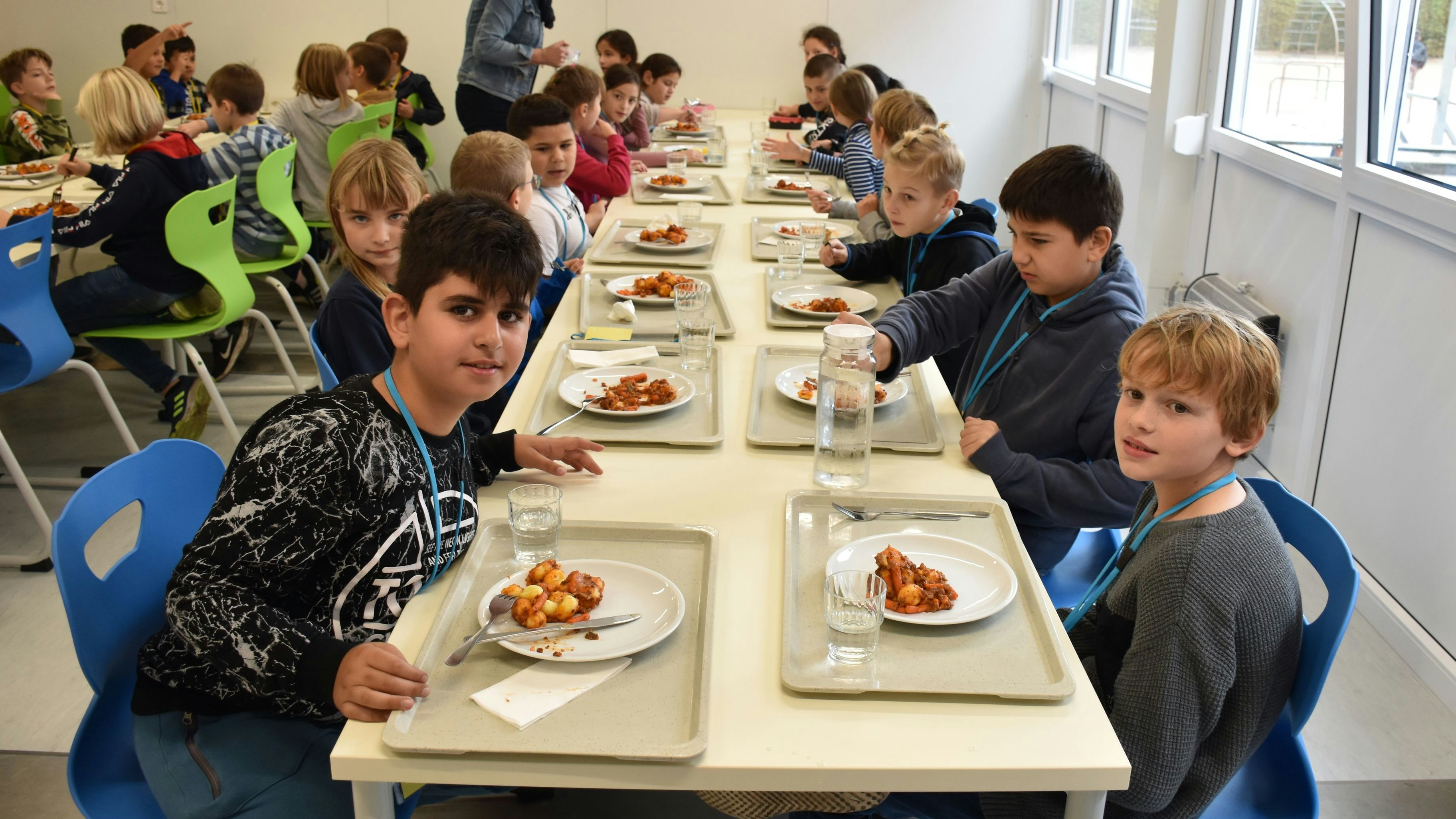 Nutzen das Mensa-Angebot: Schüler der Grundschule Garrel genießen ihr Mittagsessen. Foto: Röben