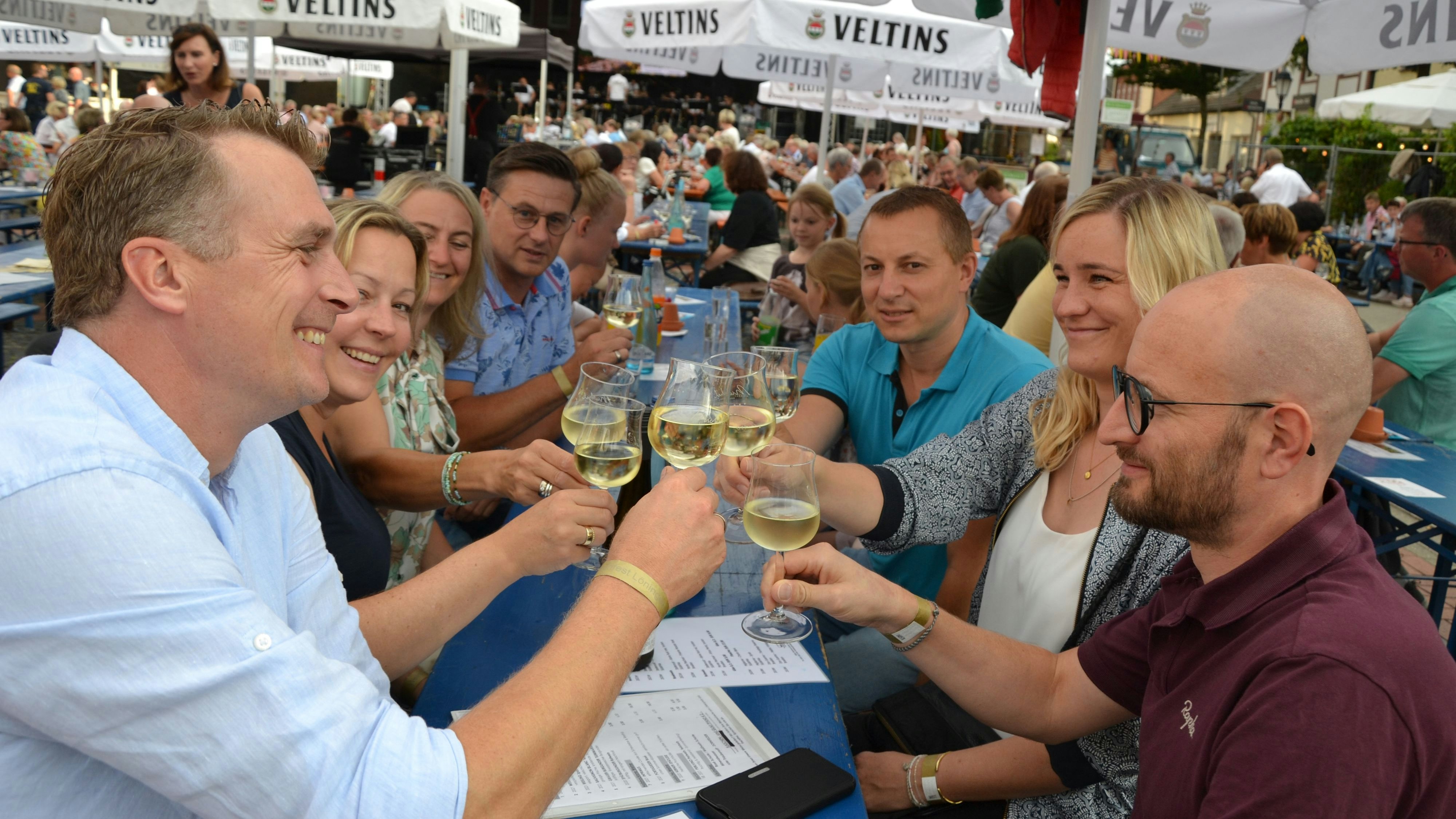 Gemütlich: Freundeskreise und Cliquen gingen gemeinsam zum Weinfest. Foto: G. Meyer