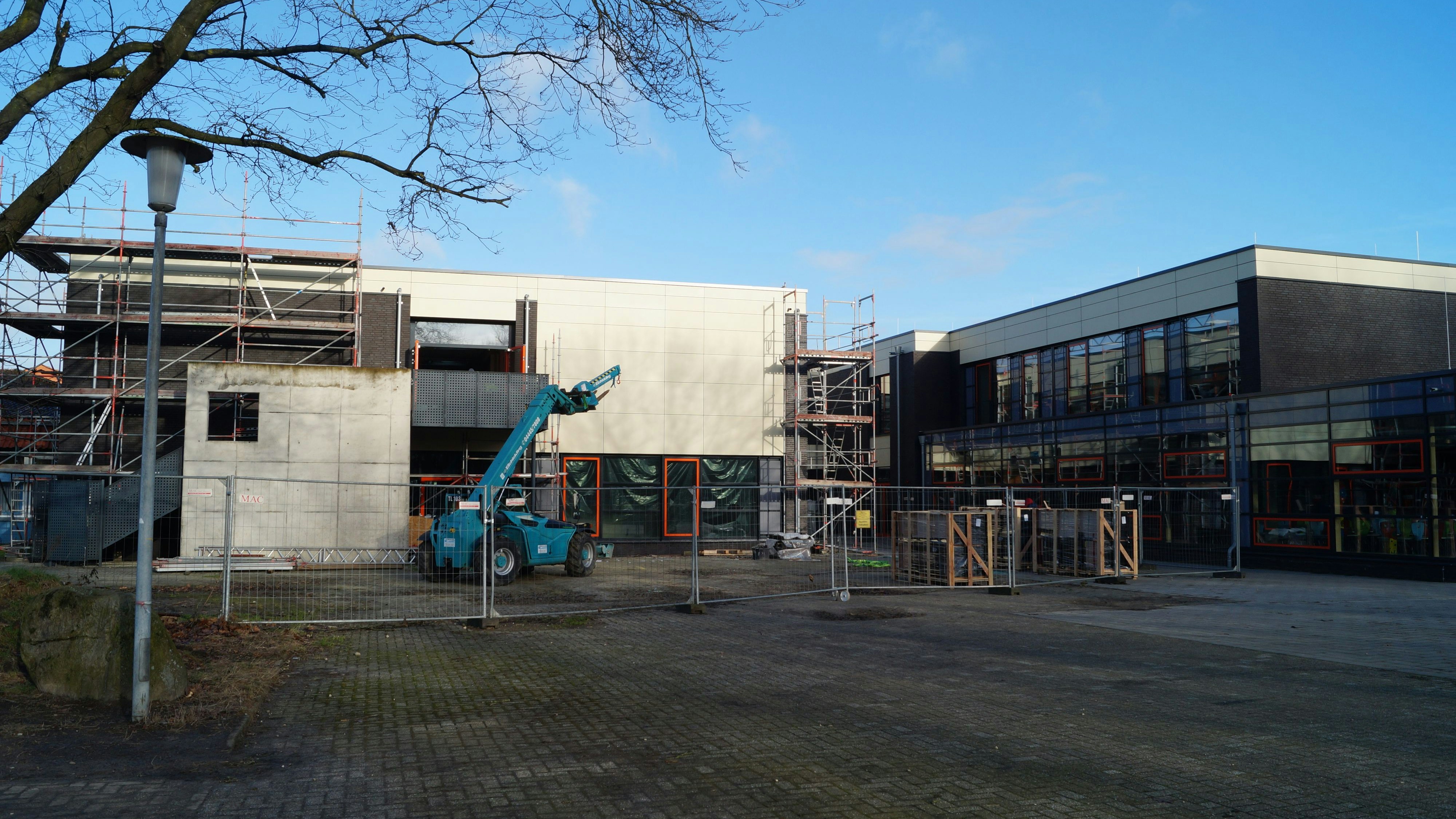 Endspurt: Die Sanierung des Bauteils fünf an der Visbeker Benedikt-Schule soll bis Mai abgeschlossen sein. Optisch soll das Gebäude dem bereits fertiggestellten Bauteil sechs mit der Mensa (rechts) gleichen. Foto: C. Meyer