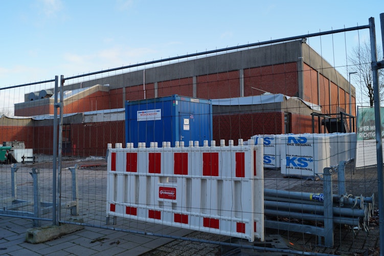 Baustelle: In der Sporthalle neben der Benedikt-Schule werden die Sanitäranlagen saniert. Auch die Fassade soll noch aufgehübscht werden. Foto: C. Meyer