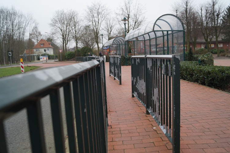 Nicht barrierefrei: Die Bushaltestelle an der Loher Straße wird in diesem Jahr ausgebessert. So soll Barrierefreiheit hergestellt werden.   Foto: C. Meyer