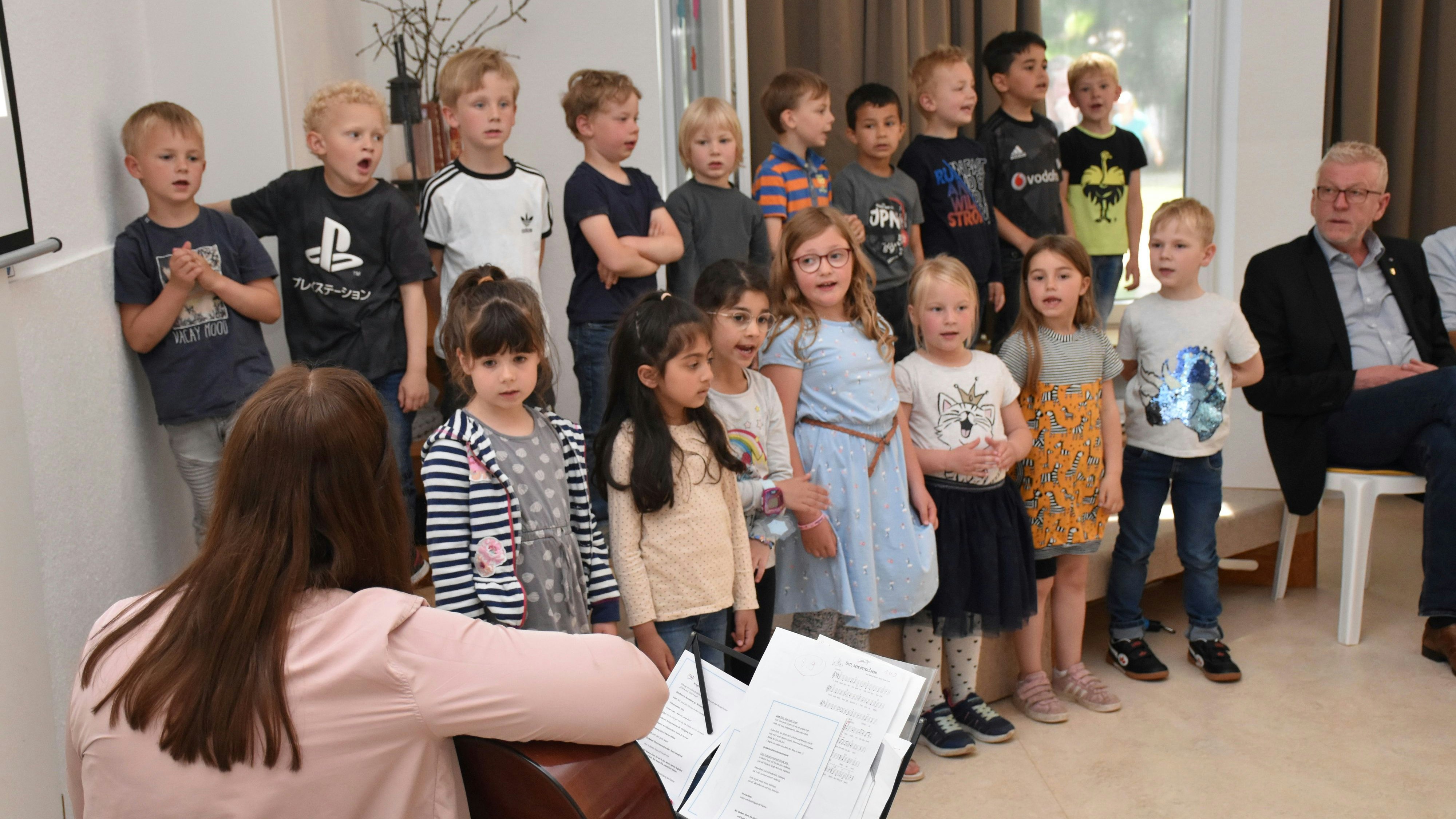 Stimmungsvolle Sänger: Die Vorschulkinder begleiteten die Feier zusammen mit Melanie Göken an der Gitarre musikalisch. Foto: Böckmann