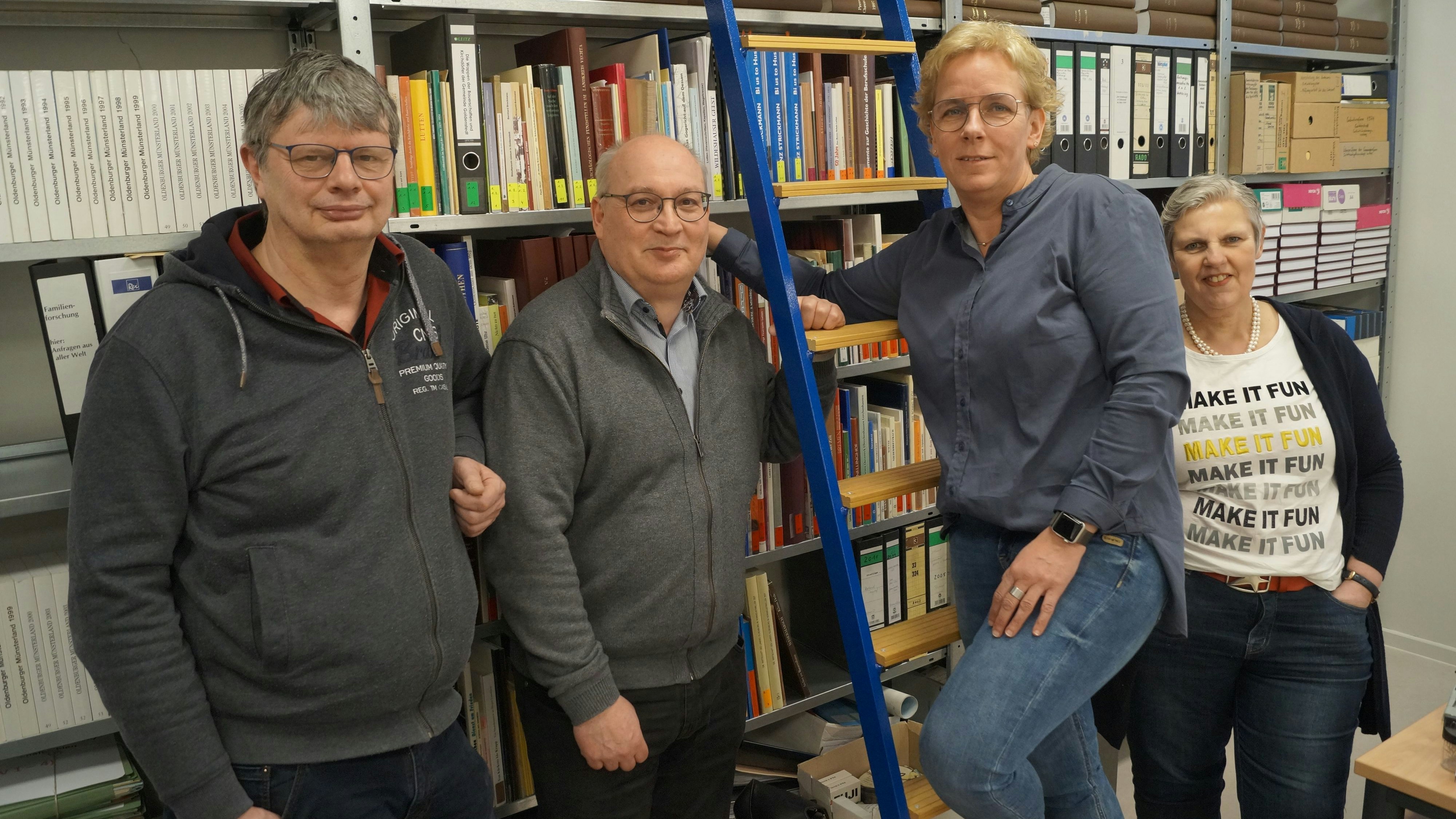 Haben sich viel vorgenommen: Der Heimatverein Goldenstedt möchte ein Archiv aufbauen. Hans-Georg Lück (von links) unterstützt den Vereinsvorsitzenden Martin Sander, Verena Holzenkamp und Judith Morthorst-Richter. Foto: C. Meyer