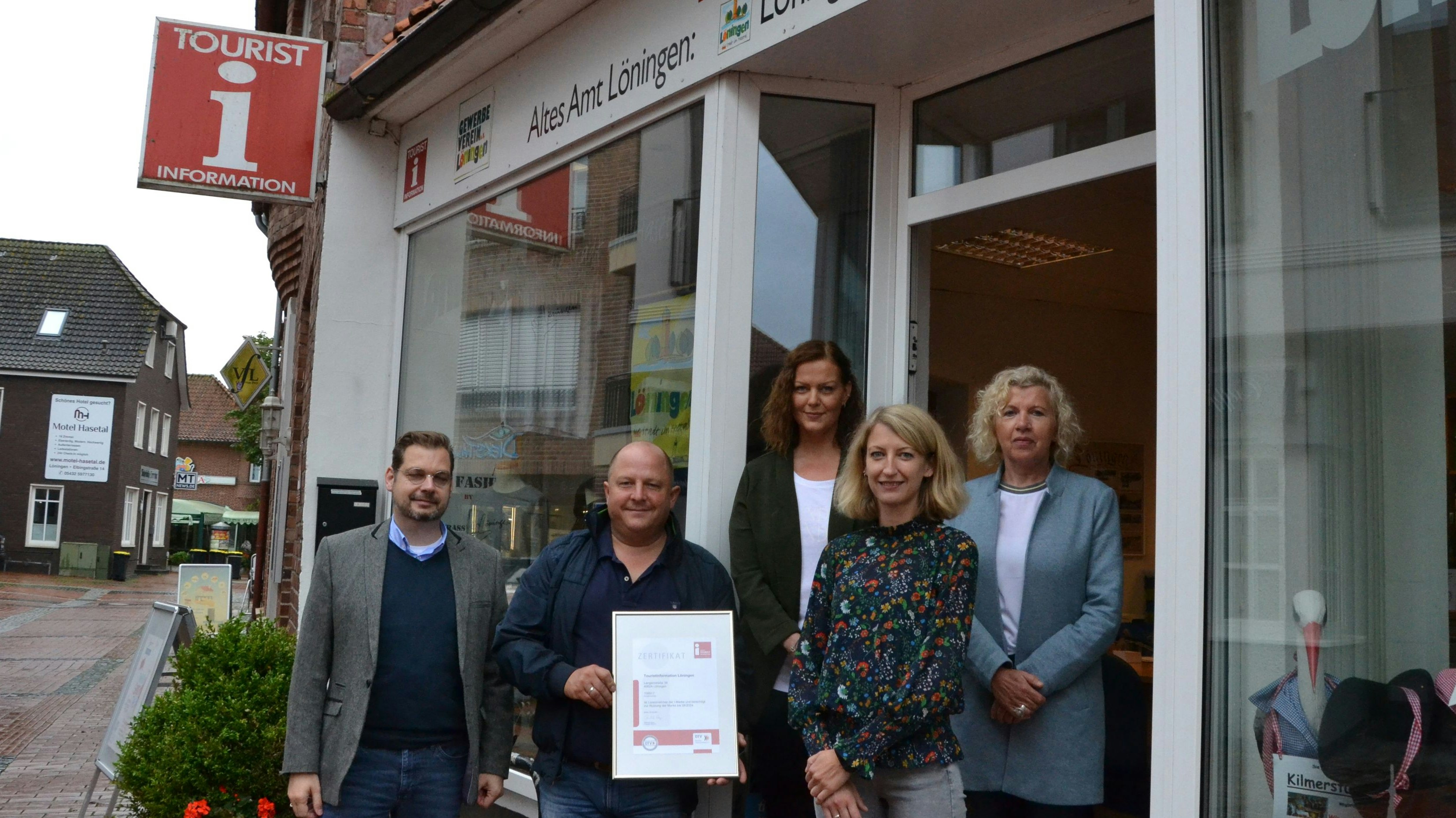 Zertifikat ist da (von links): Erster Stadtrat Thomas Willen gratuliert Jörn Willen, Maike Kenning, Silke Buchmann und Maria Dörrbecker. Foto: Meyer