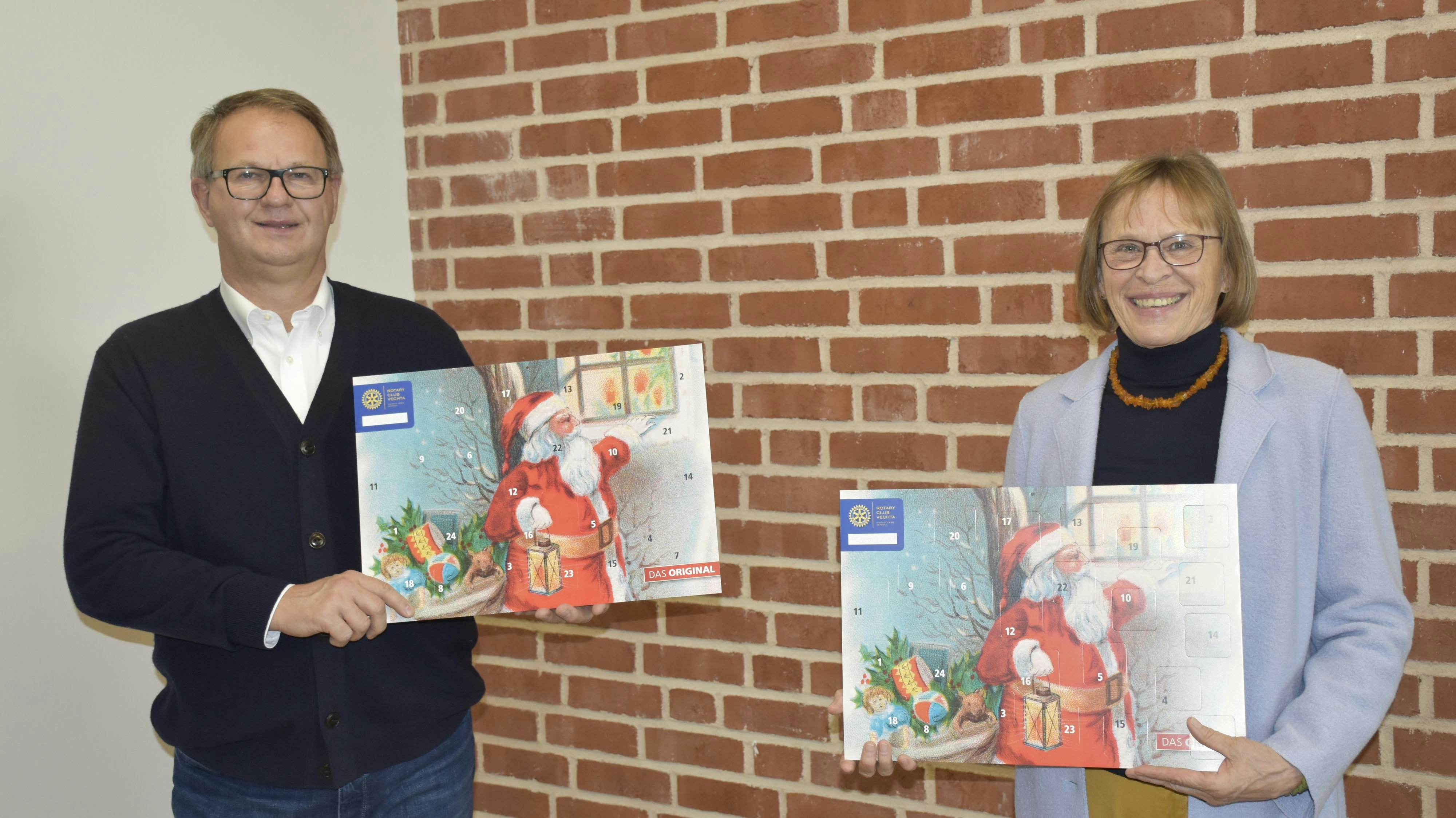 Präsentieren den diesjährigen Adventkalender: Franz Josef Theilen und Wilma Bocklage. Foto: Scholz