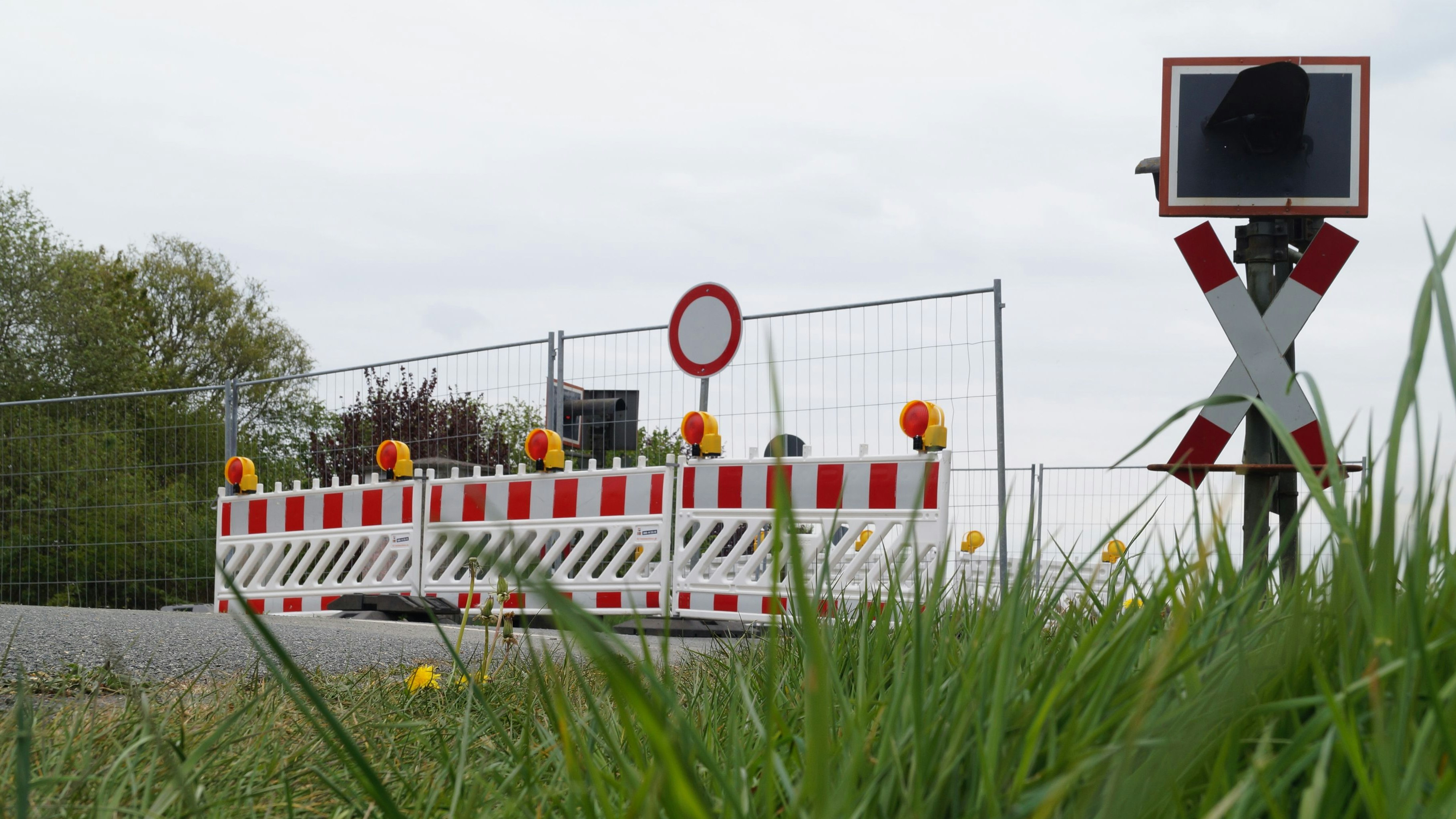Gewohntes Bild in Lutten: Seit 2 Jahren ist der Bahnübergang an der Timpner Straße immer wieder gesperrt.&nbsp; &nbsp;Foto: C. Meyer
