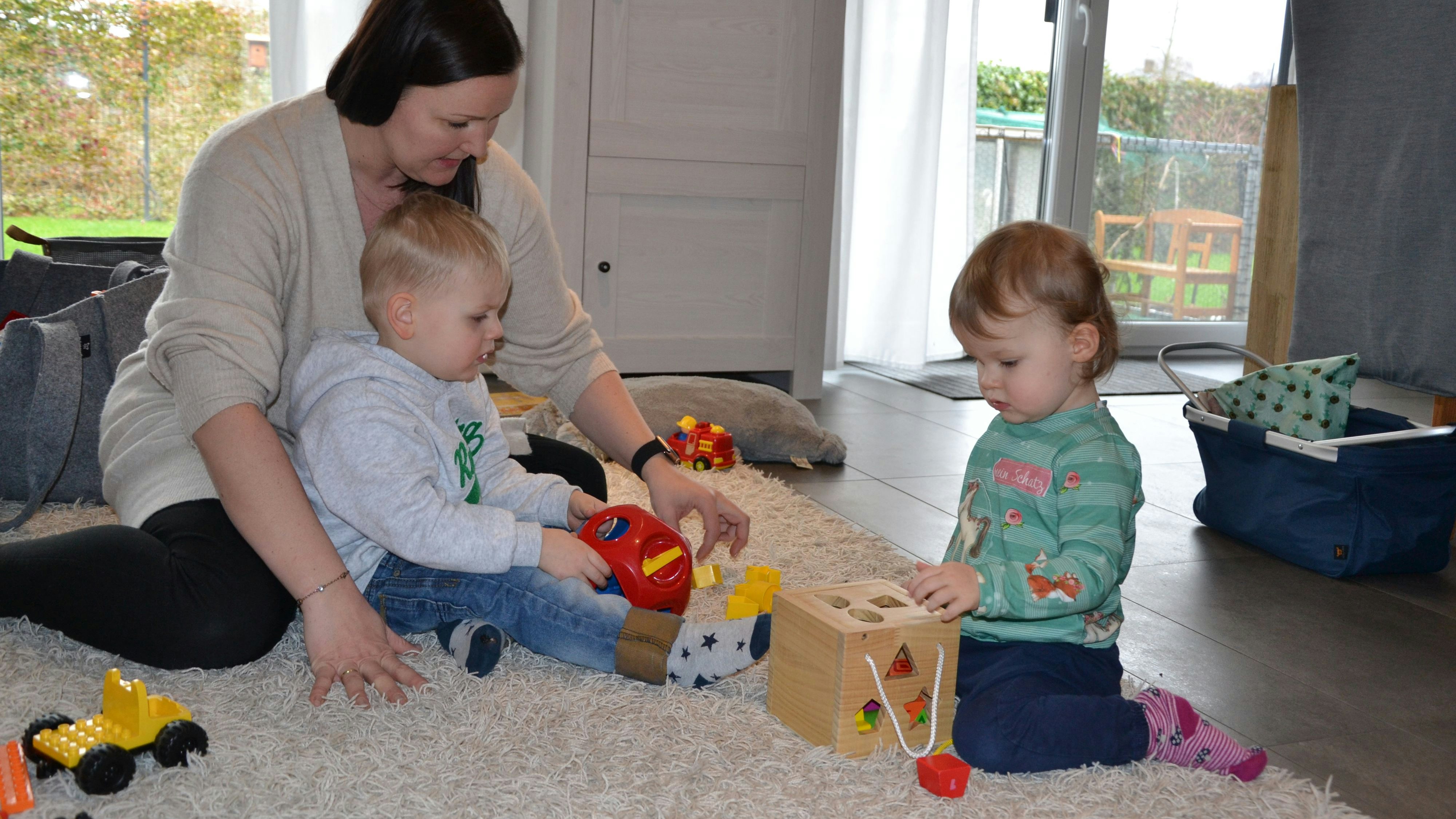 Lernen schnell: Während Nele mit einem Holzkasten spielt, hält Bennet ein Spielzeug aus Kunststoff in der Hand. Tagesmutter Jaqueline Beckmann&nbsp; will das Plastik möglichst aus ihrem Haus verbannen. Foto: Meyer&nbsp;