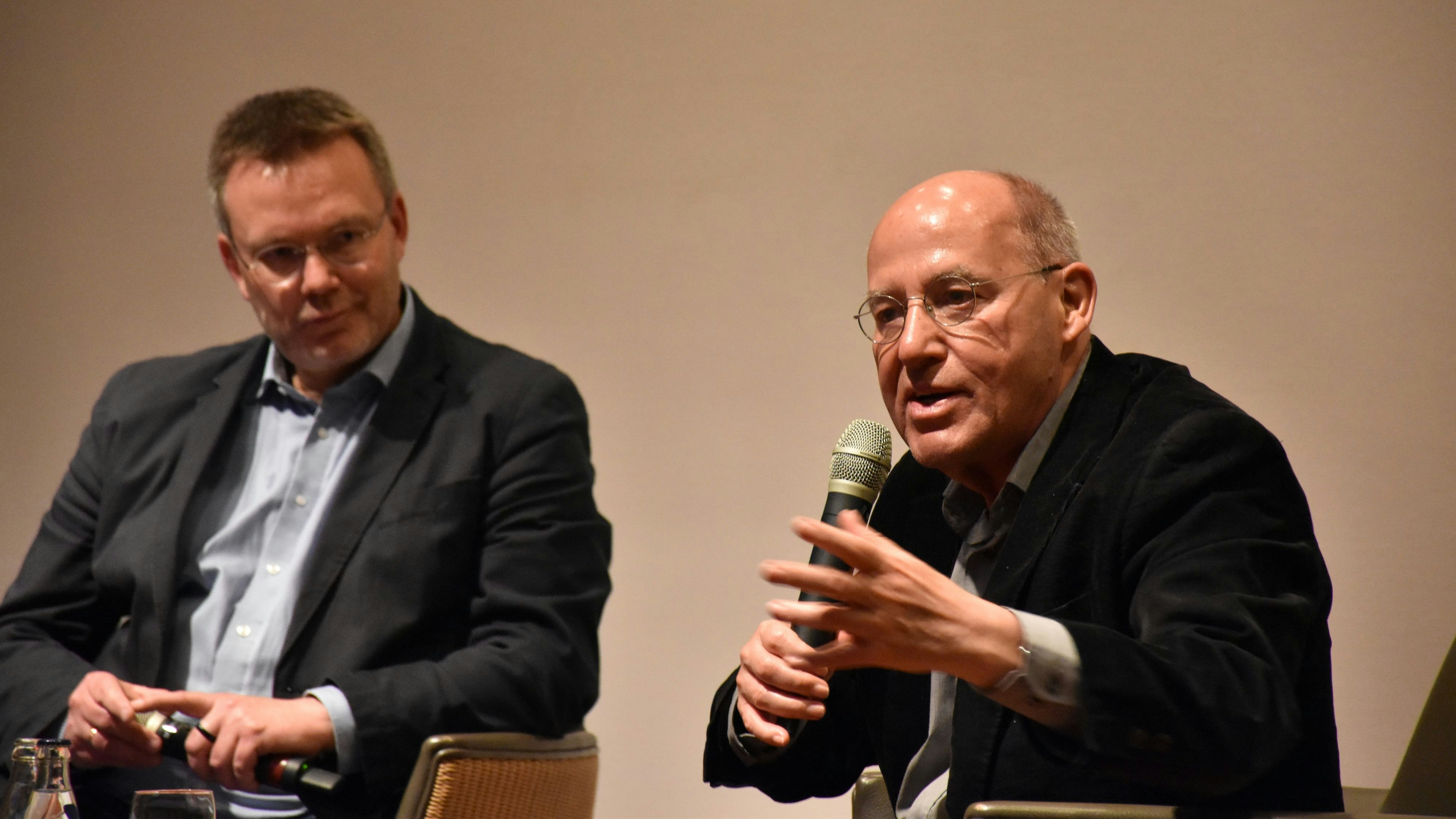 Fesselnder Redner: Dr. Gregor Gysi (rechts) mit Dominik Blum, Dozent an der Katholischen Akademie Stapelfeld. Foto: Ebert