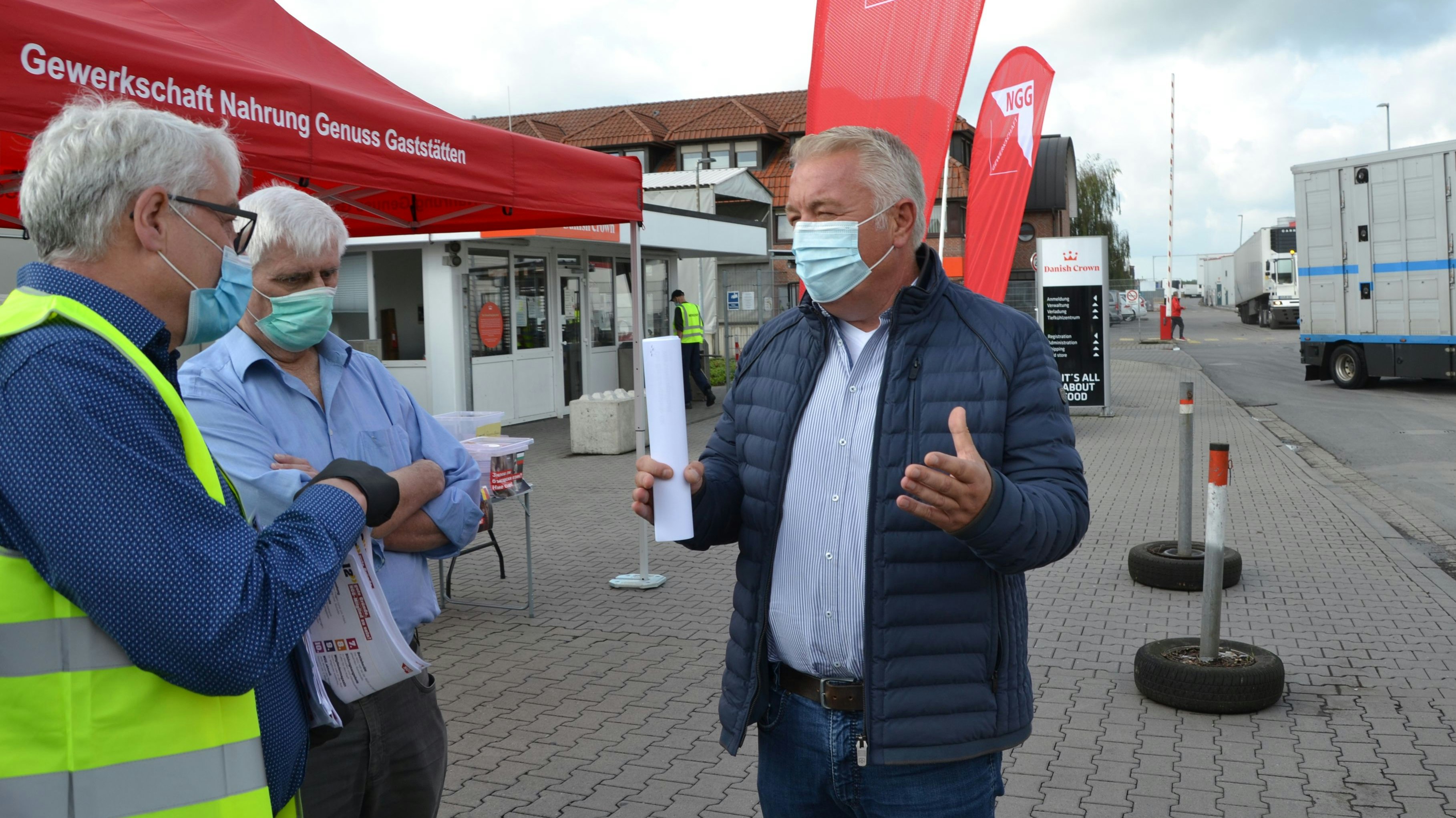 Nicht  nur einer Meinung: NGG-Sekretär Matthias Brümmer (links) und MdL Christoph Eilers (rechts) diskutieren  in Essen, wie sich die Verhältnisse in der Fleischbranche verbessern lassen. Foto: Meyer