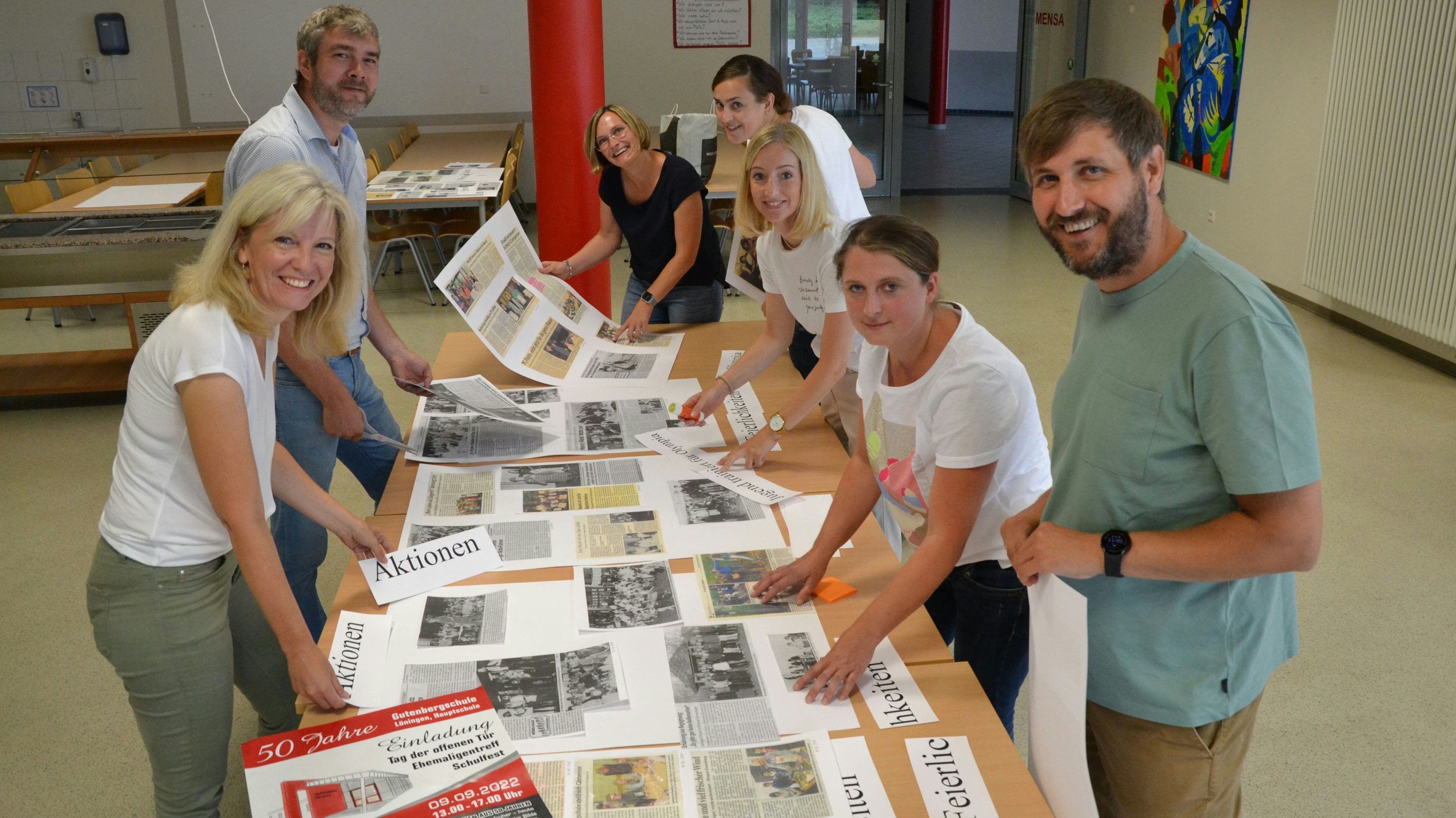 Im Blätterwald: Das Orgateam ordnet die zahlreichen Zeitungsartikel über die Gutenbergschule. Foto: G. Meyer