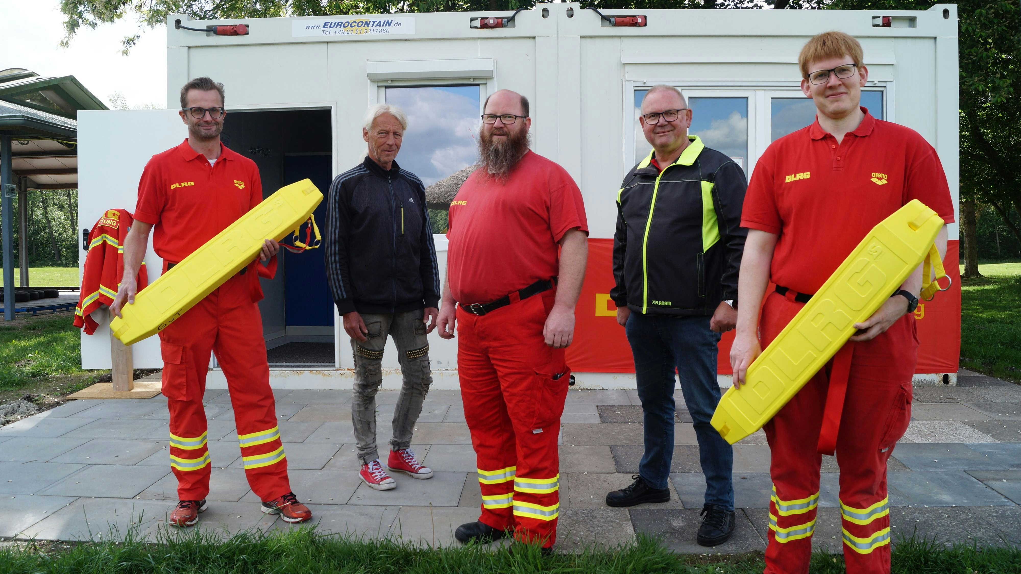 Vor der neuen Wachstation: Sven Diekmann (DLRG Visbek, von links), Bernhard Uhlhorn (GuT), Christian Winkler, Hubert Wilkens (Platzwart) und Markus Muhle (DLRG Goldenstedt). Foto: C. Meyer