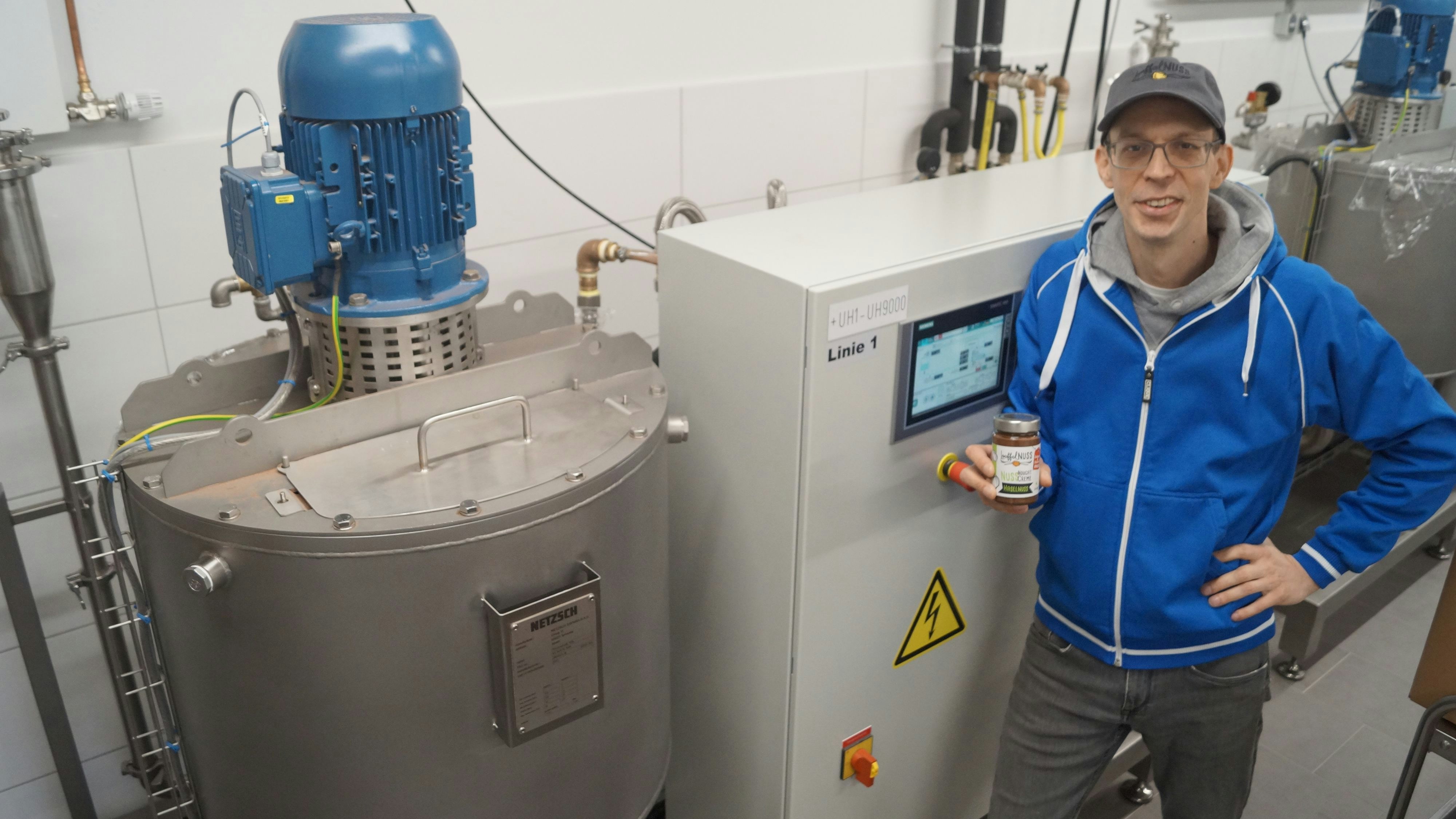 Mit der neuesten Investition lässt sich pro Tag mehr von der beliebten Loeffelnuss-Creme produzieren. Jens Eschke wartet aber noch darauf, dass er nicht mehr per Hand abfüllen muss. Foto: C. Meyer