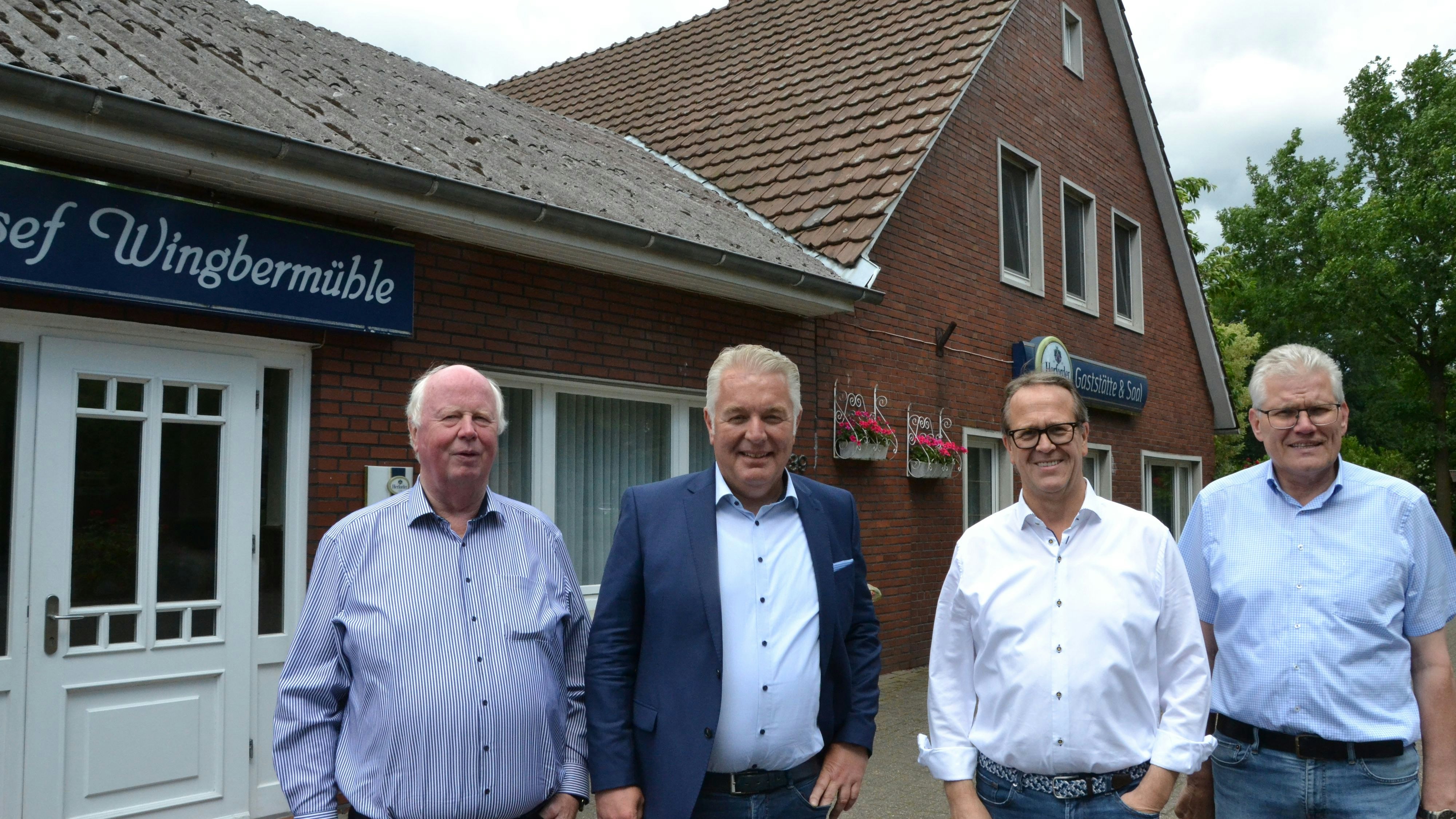 Im Plan (von links): Hermann Thole, Peter Imbusch und Ludger Baumann erläutern Christoph Eilers (2. von links) den Umbau der Gaststätte Wingbermühle. Foto: Meyer