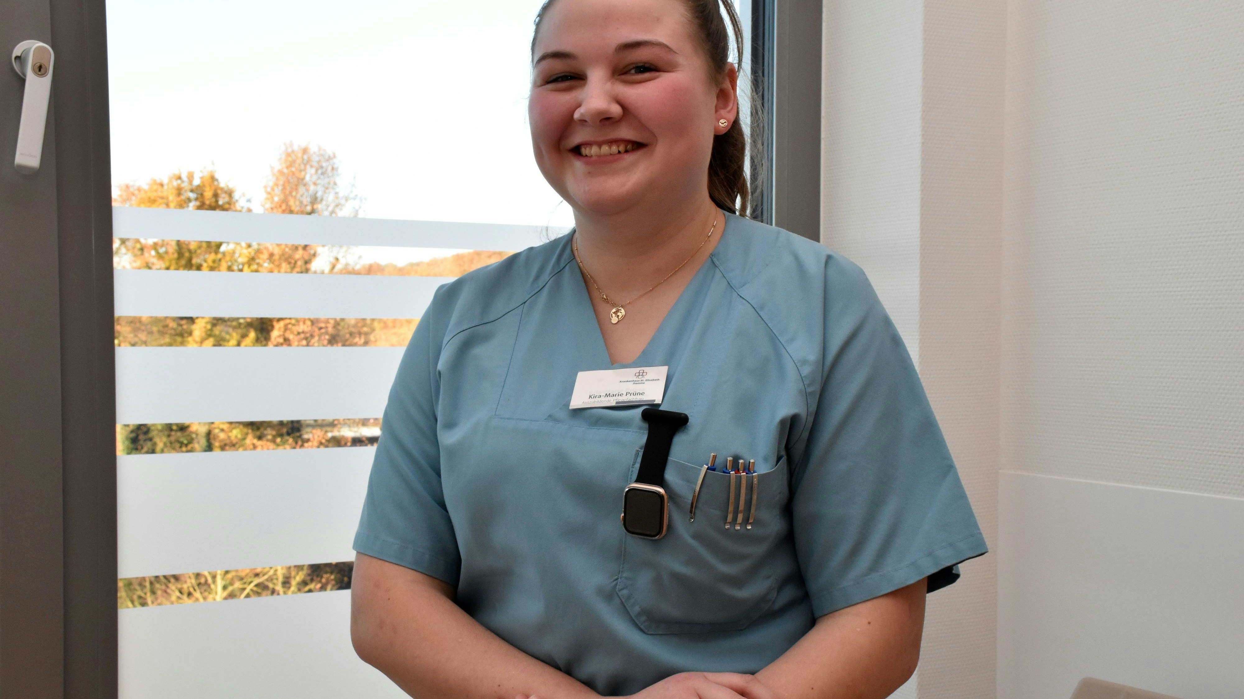 Mit viel Begeisterung und Engagement hat Kira-Marie Prüne ihre Ausbildung zur Pflegefachfrau begonnen. Foto: Berg