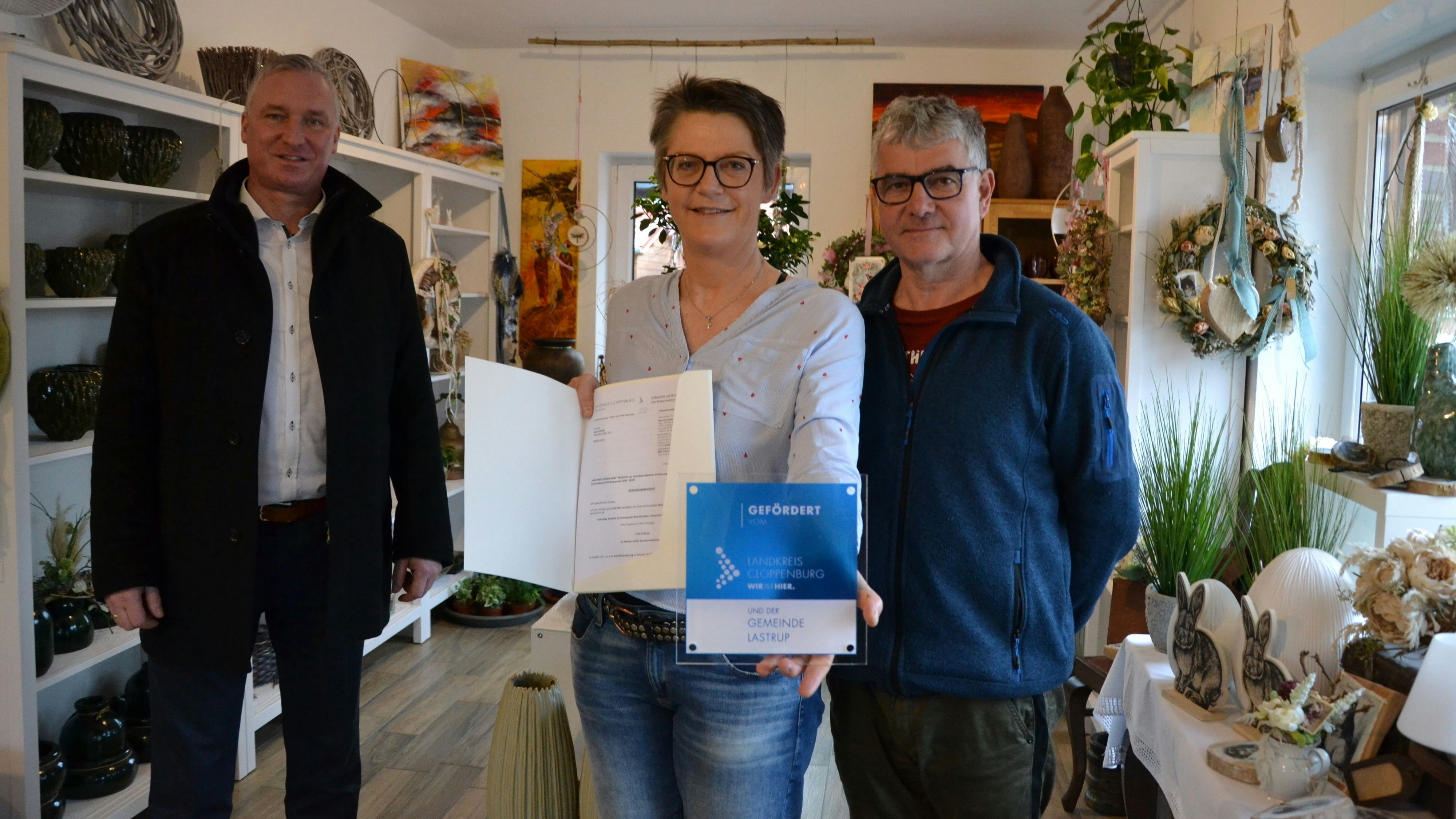 Willkommene Hilfe: Bürgermeister Michael Kramer (links) überbrachte Sylvia und Jürgen Jakoby den KMU-Bescheid. Foto: Meyer