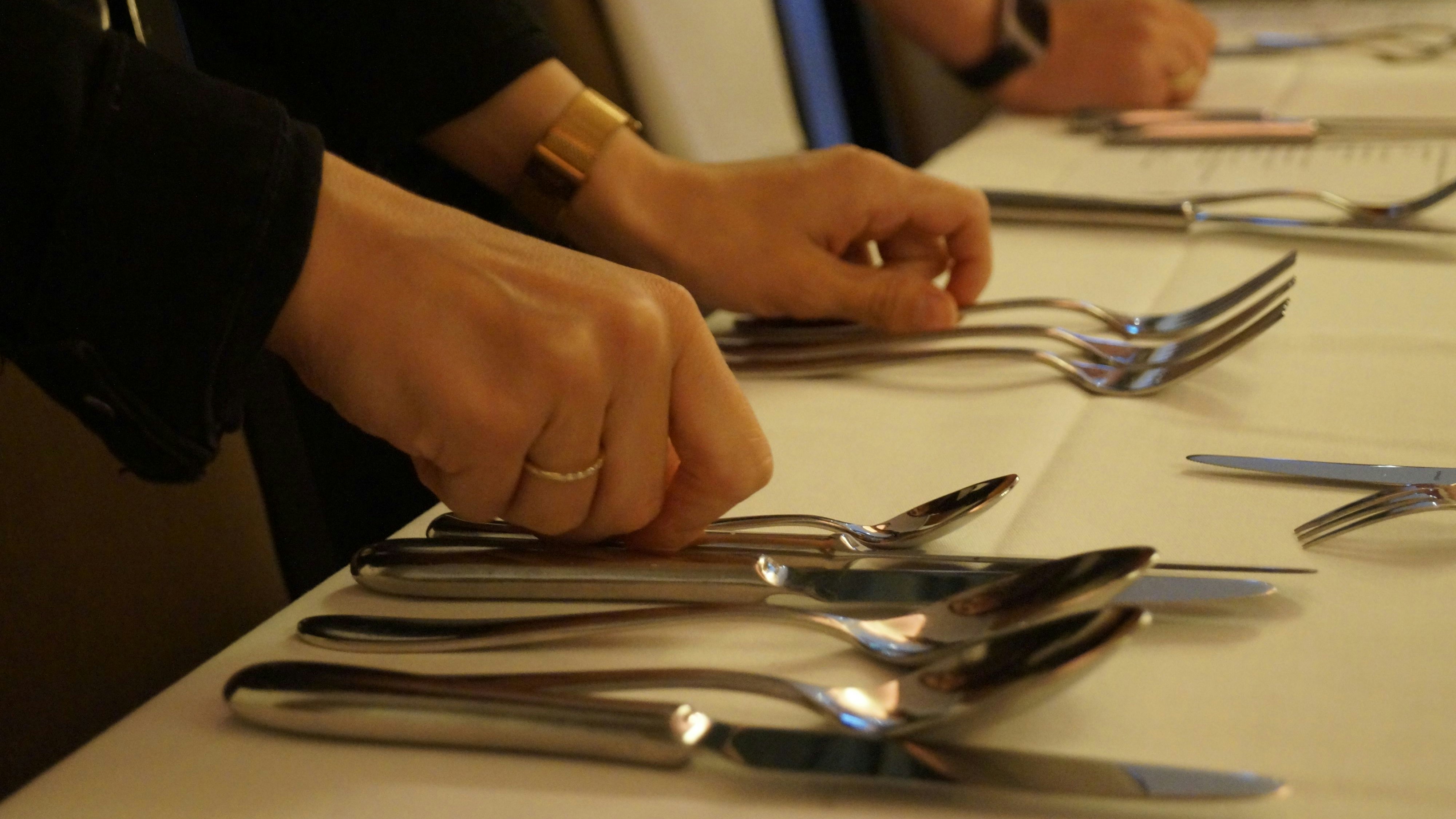 Liegen Messer und Gabel am richtigen Platz? Beim Knigge-Dinner lernten die Landfrauen, einen Tisch richtig einzudecken. Foto: C. Meyer