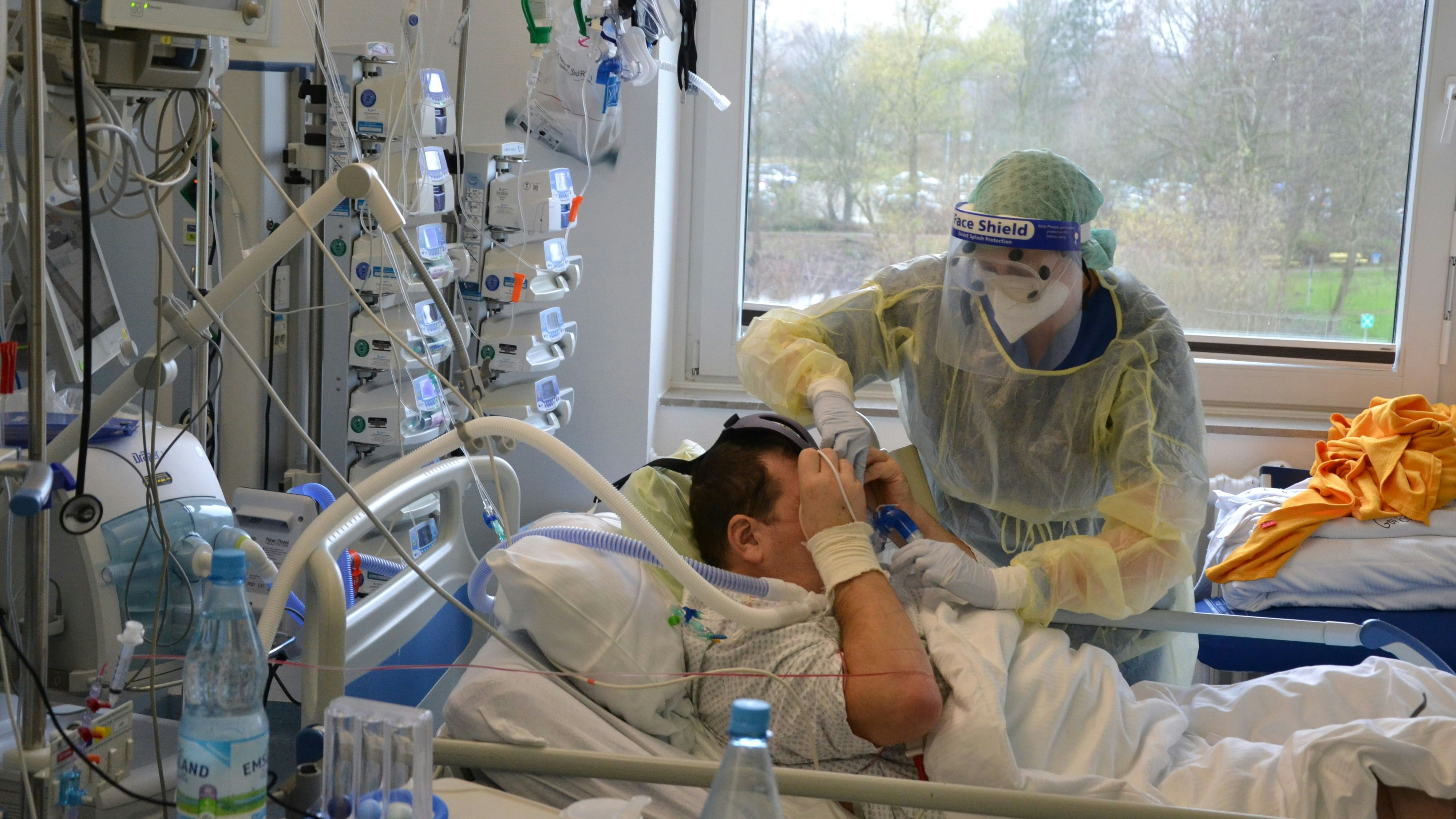 Alltag auf der Covid-Station: Intensivpflegerin Julia Westermann legt einem Patienten die Sauerstoffmaske an. Foto: Meyer