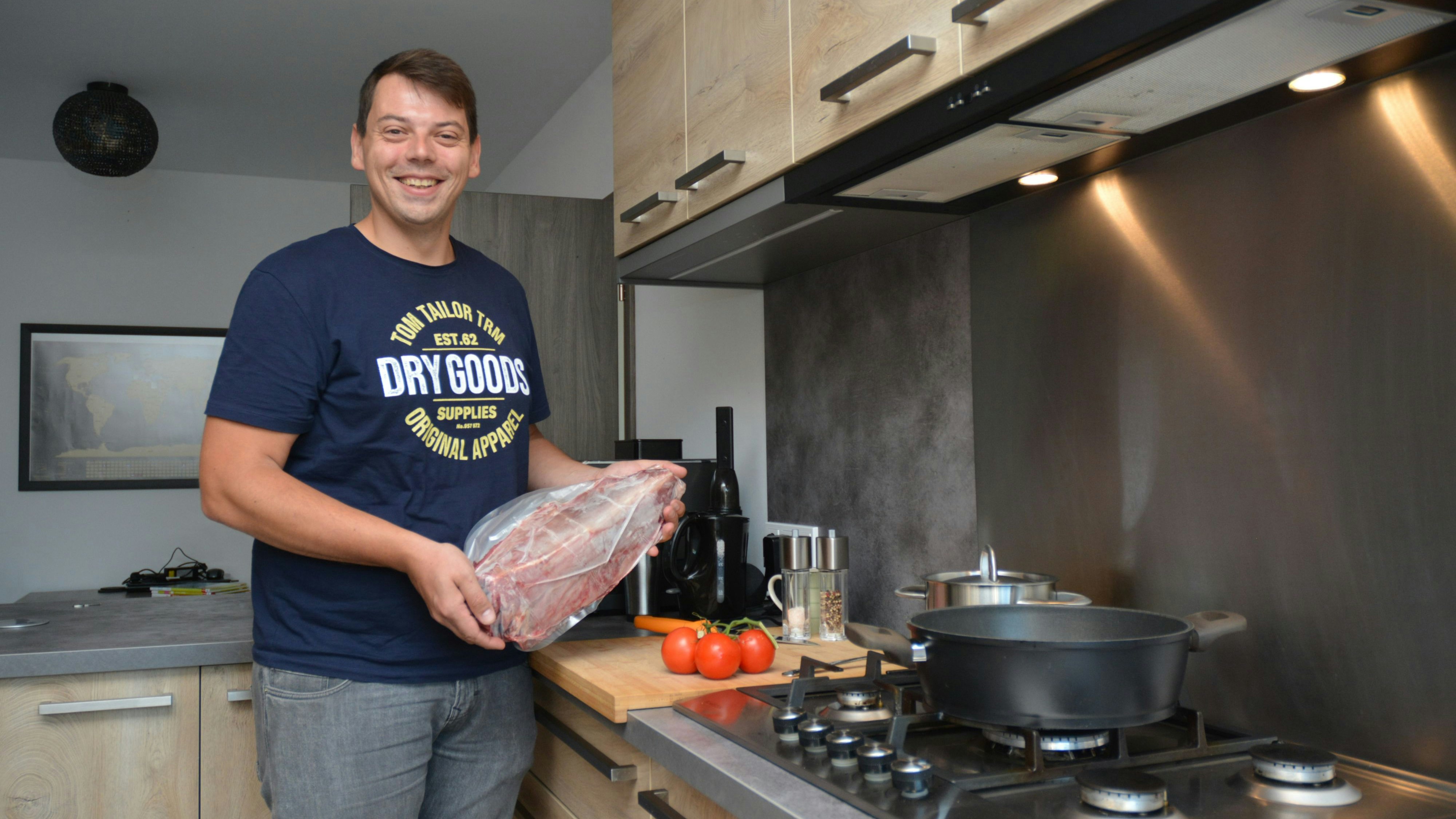 Simon Gluche ist gelernter Koch und Jäger. Er liebt es, mit Wildfleisch zu kochen und will andere Menschen überzeugen, das auch zu versuchen. Foto: E. Wenzel