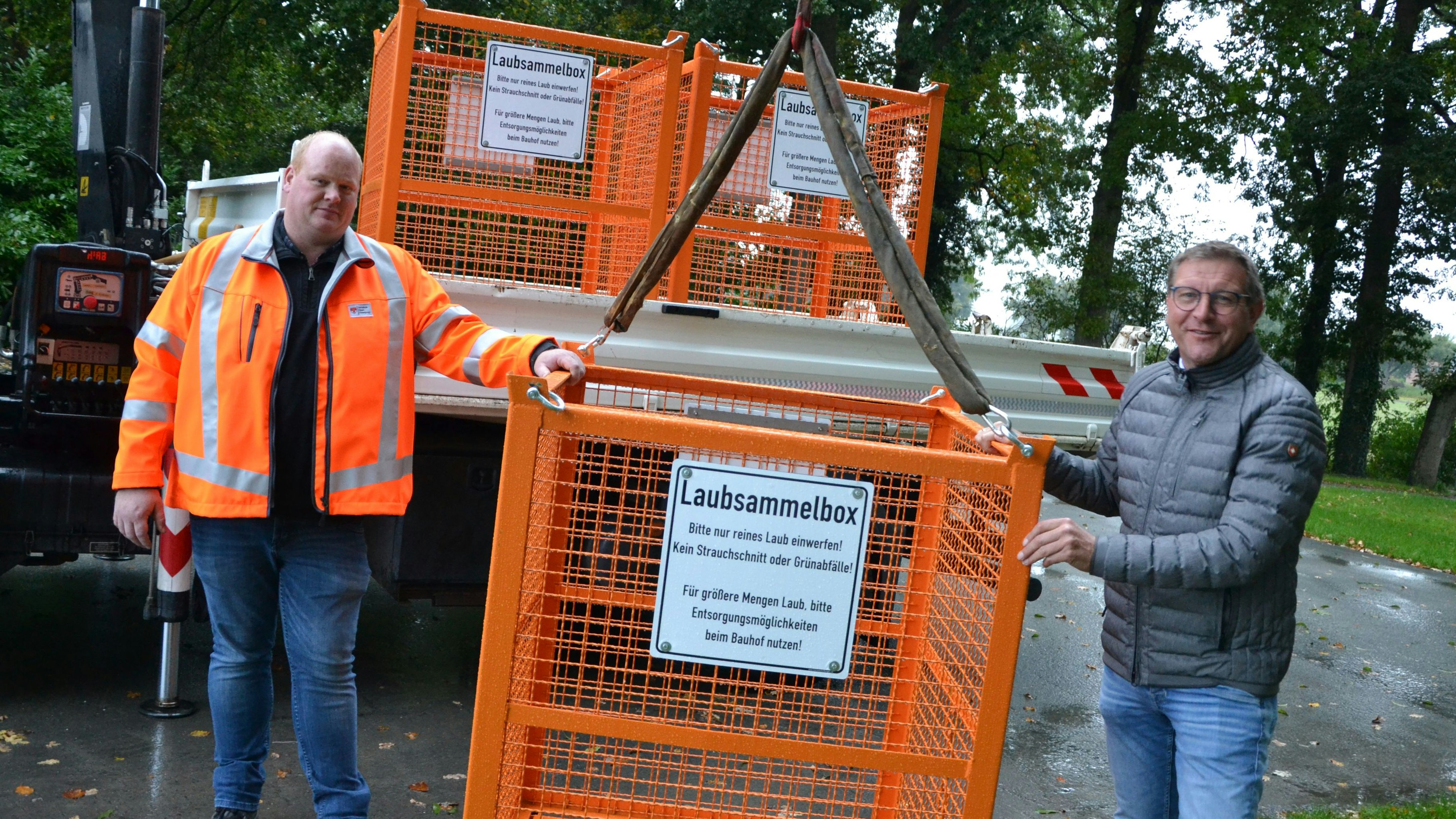 Gut zu erkennen (von links): Dirk Speckjohann und Heiner Kreßmann präsentieren die orangenen Laubboxen. Foto: Meyer