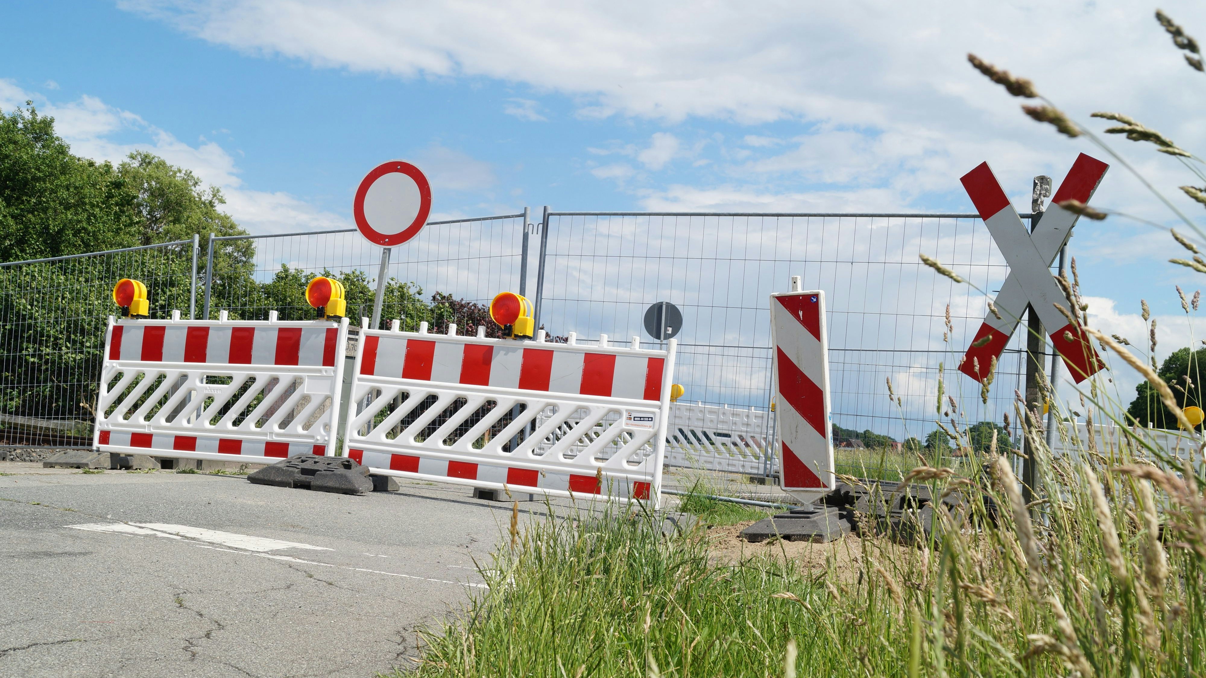 Gewohntes Bild: Der Bahnübergang an der Timpner Straße in Lutten ist gesperrt. Derzeit wird dort allerdings eine technische Erneuerung vorgenommen, damit Ende Juni der Bahnübergang wieder freigegeben werden kann. Foto: C. Meyer
