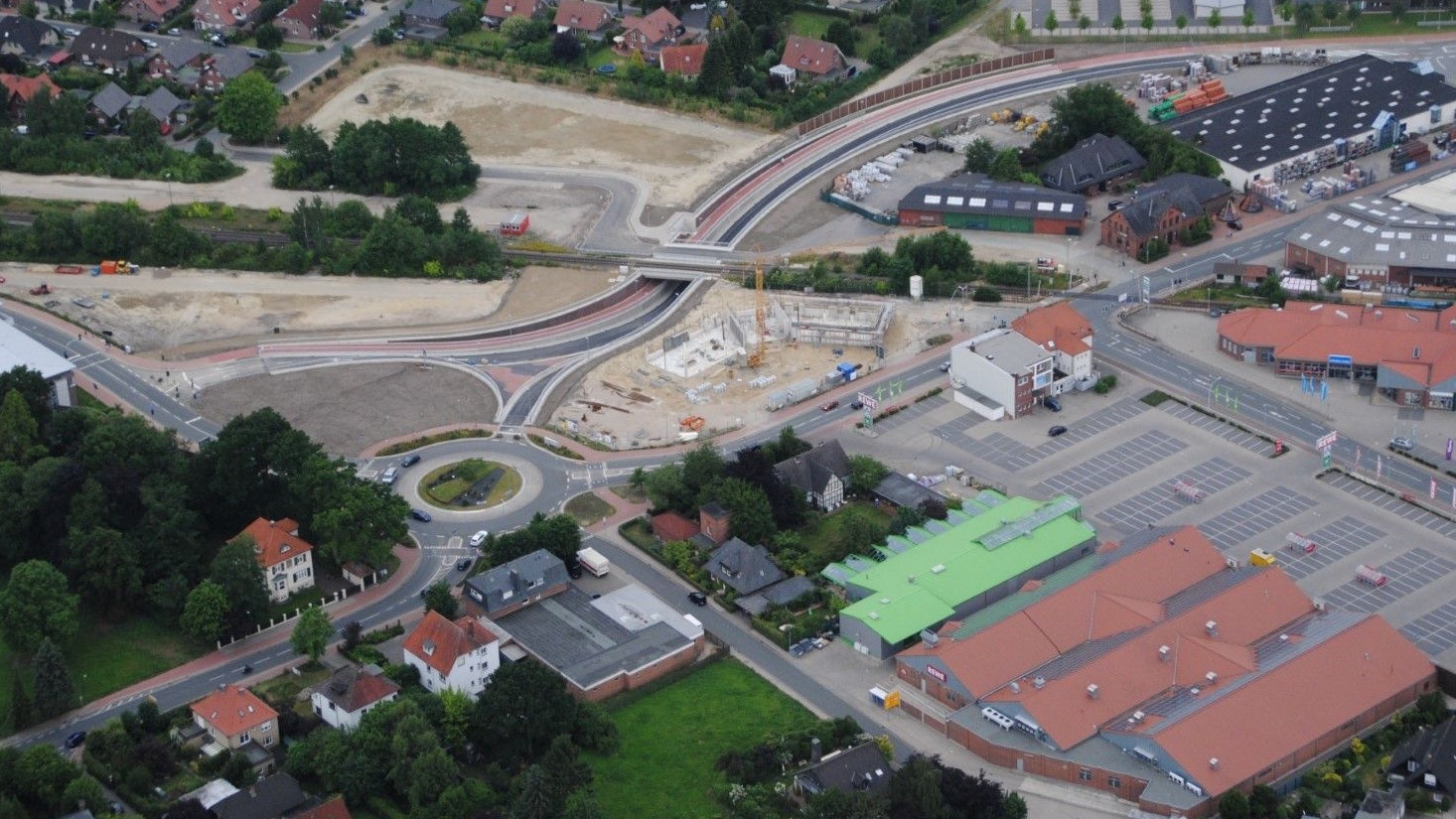 Aufwendiges Projekt: Der Bau der Entlastungsstraße Vechta-West ging im Frühjahr 2015 in die finale Phase. Zu diesem Zeitpunkt war das Trogbauwerk unterhalb der Bahntrasse fast fertiggestellt. Bereits im Jahr 2010 wurden die beiden Kreisel auf der Falkenrotter Straße angelegt. Archivfoto: Hartjens