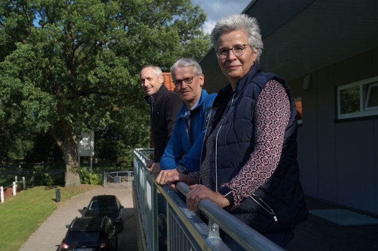 Zufrieden mit dem Neubau: Mario Stolle (Bauleiter, von links), Georg Gelhaus (Pressewart) und Gaby Mucker (Vorsitzende). Foto: C. Meyer