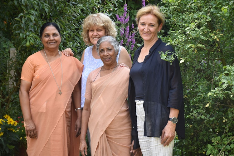Ein Bild aus unbeschwerteren Tagen: Im Juli 2019 waren Schwester Betsy (Zweite von rechts) und Schwester Annie (links daneben) aus Indien zu Gast beim Arbeitskreis in Bakum – hier vertreten durch die Vorsitzende Marietheres Stoppel und Maria Thieke-Wacker (rechts). Foto: Ferber