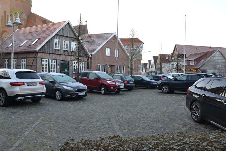 Die meisten Parkplätze kommen weg: Im Nahbereich des Marktplatzes sollen 8 Stellplätze verbleiben, sagt der Bürgermeister. Foto: G. Meyer