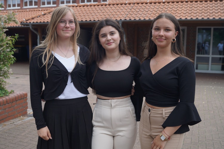 Die Besten ihrer Klassen: Johanna Pahl (10a, von links), Erijona Gashi (10b) sowie Lena Brandt (10c). Foto: C. Meyer