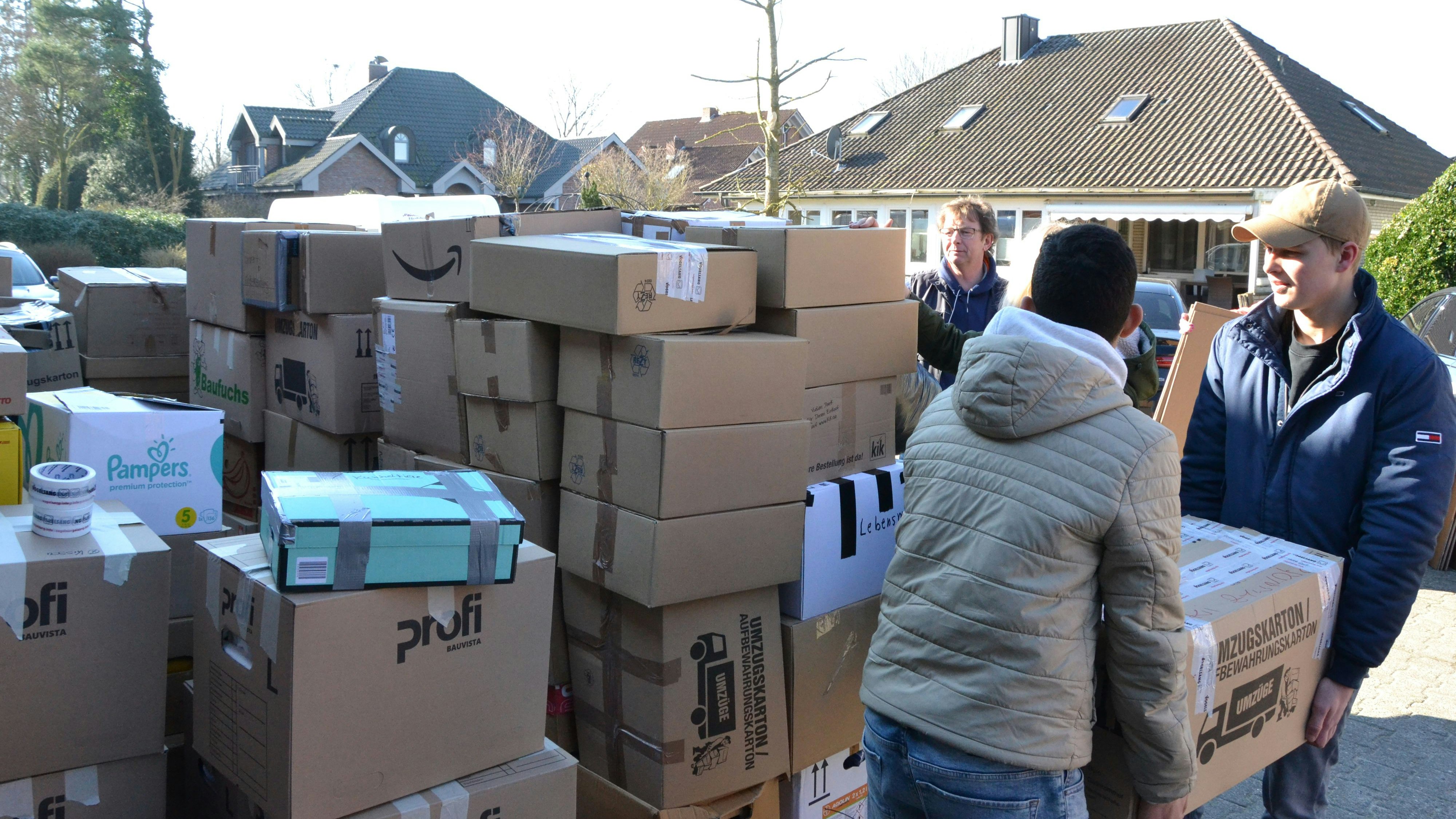 Riesiges Warenlager: In Löningen stapelten Freiwillige die Kartons mit Hilfsgütern.&nbsp; &nbsp;Foto: G. Meyer