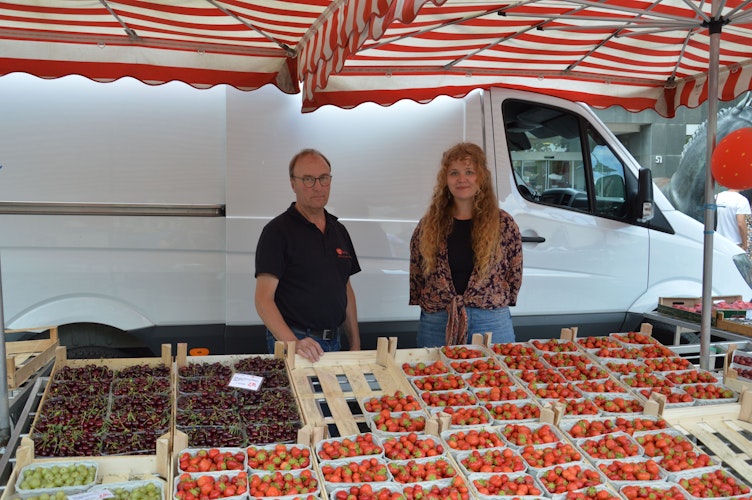Reichlich Früchte im Angebot: Aloys Bothe und Dana Böttger boten frische Erdbeeren auf dem Europaplatz an. Foto: Wienken